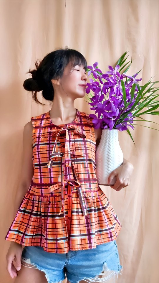 I’ve been wanting to make a sleeveless peplum top for awhile now — something easy and airy, but still feels a little special when you put it on.
This piece combines all my favourite things: sleeveless (because I basically live in sleeveless clothes for everyday life), a peplum that leaves room for any buffet belly 😌, and front ties for that extra soft, girly touch.
It has a slightly floaty shape that sits away from the body without feeling oversized — easy to wear, easy to move in, easy to reach for.
As always, I made it in natural fabrics because I genuinely cannot survive polyester in Singapore heat 😭
Each piece is made to order in small batches, so I can keep things thoughtful and avoid overproducing.
I hope you love her as much as I do ♡
#makennastudio #slowfashionsg #madeordersg #naturalfibres #sgfashionbrand
