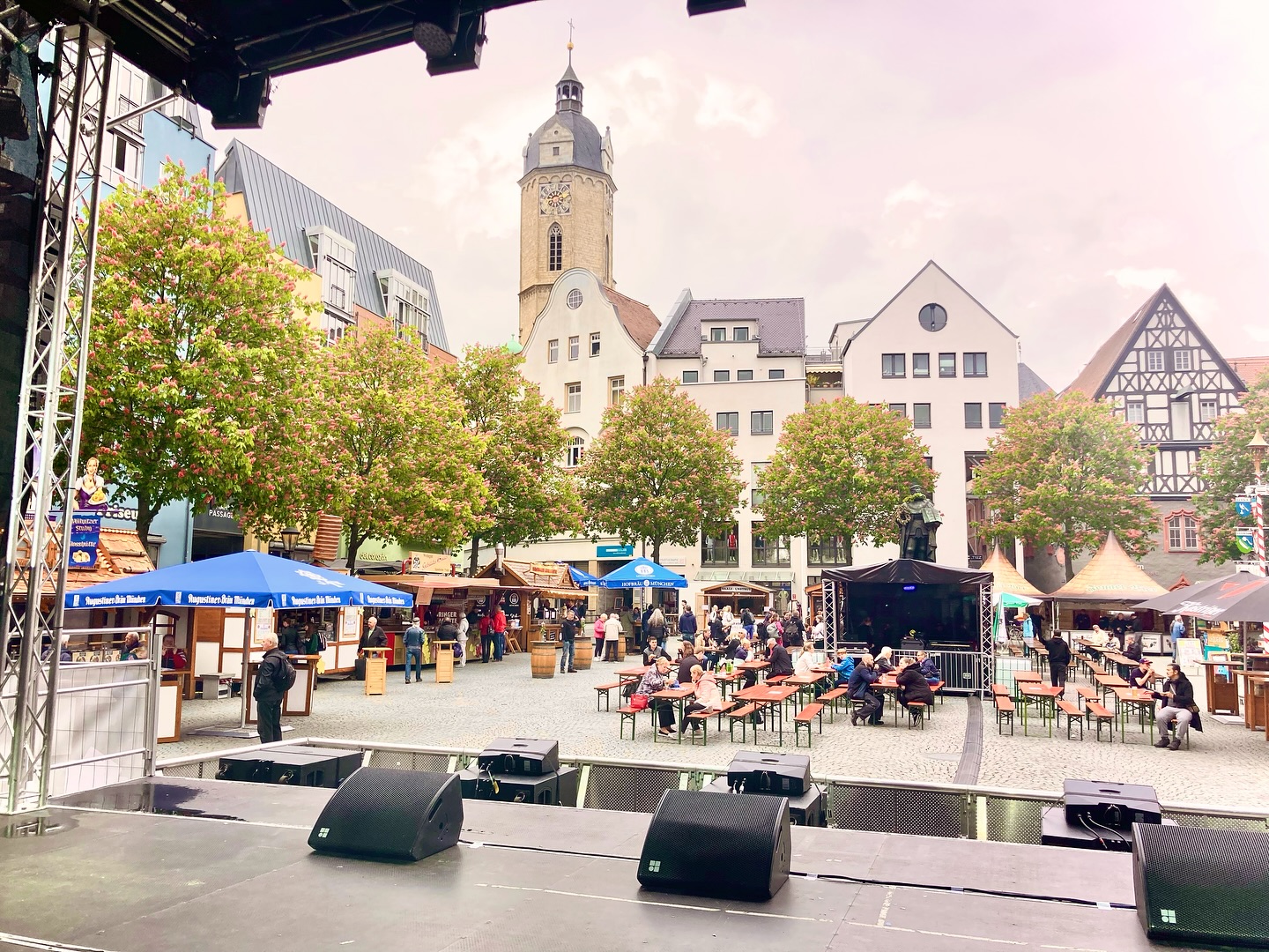 Soundcheck’s all finished… this is our view from the stage tonight in #Jena…!The rain has stopped, it’s gonna be a lovely May evening…! 👍🎉☀️
We’re looking forward to seeing you at 21.00… bring your voice, you’re gonna need it!! 🤘🤪👍
#acappella #FlyingPickets #onlyyou #onwardsandupwards #tour2026 #newsongs #livemusic