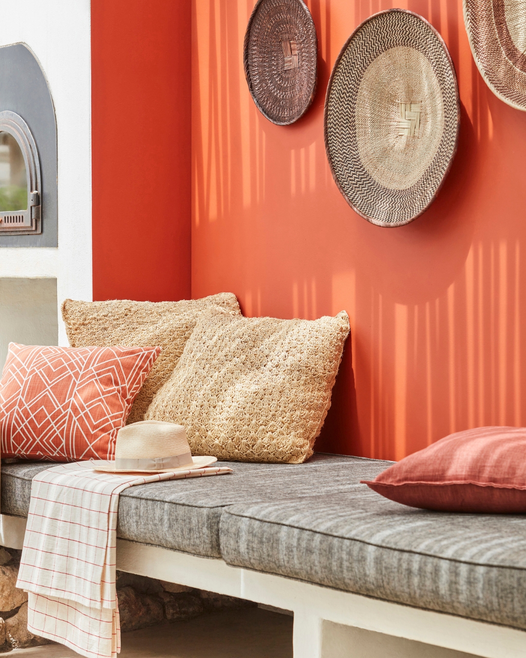 Außenbereiche sind ideal, um auch die mutigsten Farben der Little Greene Farbkarte einzusetzen.
Warme Terrakotta- und Orangetöne wie Heat bringen mediterrane Wärme an deine Außenwände.