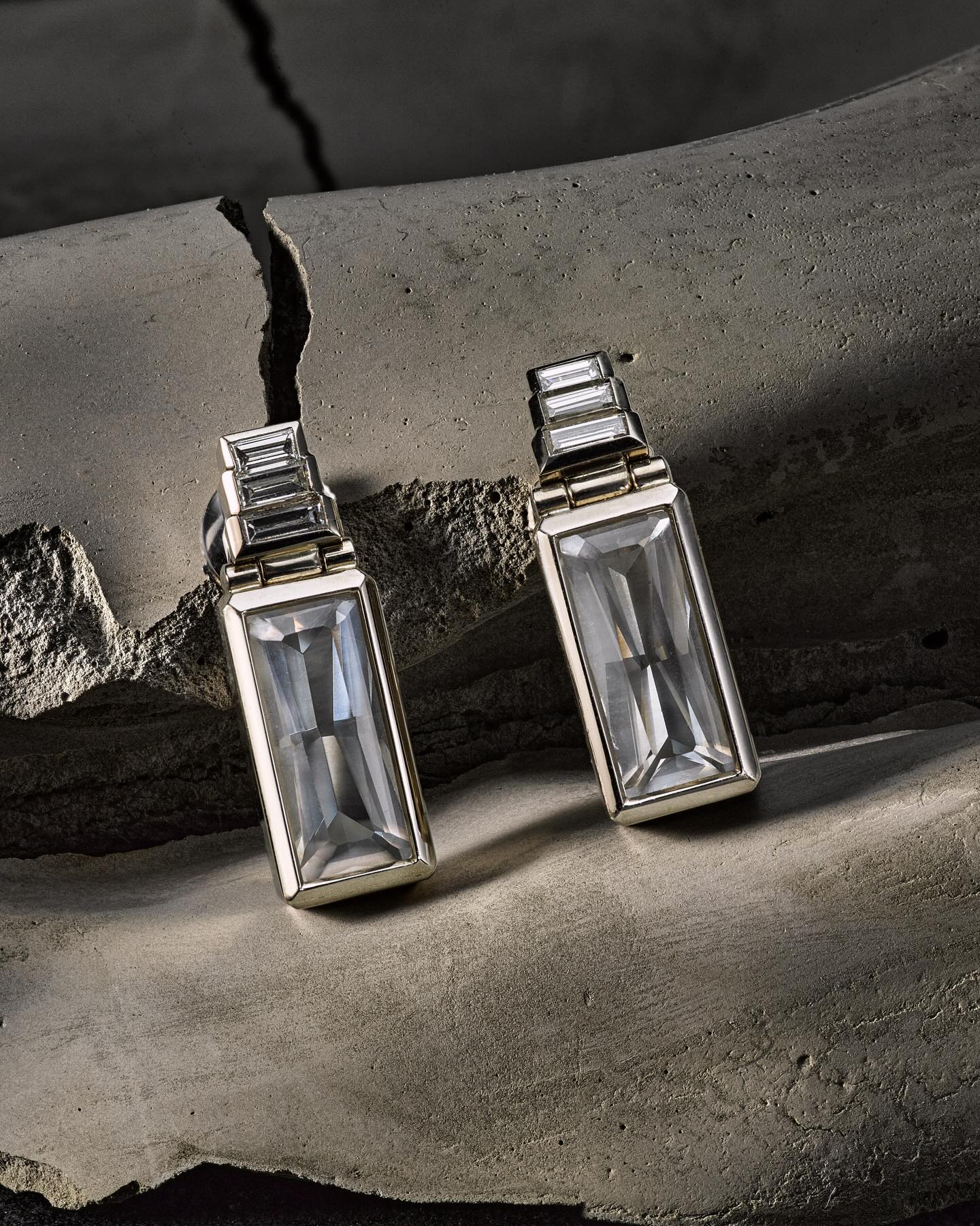 Raffiniert schlicht: Ohrstecker im Art-déco-Stil mit facettierten Mondsteinen und funkelnden Diamanten.
Ohrstecker // Mondstein-Baguetten, facettiert, 6,90 Carat; 6 Diamant-Baguetten, 0,56 Carat // Weissgold 750, 9,40 Gramm
www.uhl.ch #weissgold #moonstone #diamonds #earrings #uhldesign