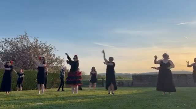 What a blast teaching Flamenco for a fabulous hen do bash last weekend! The hens totally brought the heat and gave it their all 💃
Thanks for inviting me to get this party started 🙏🏻
#hendo #danceworkshop #flamenco #danceparty #flofitness