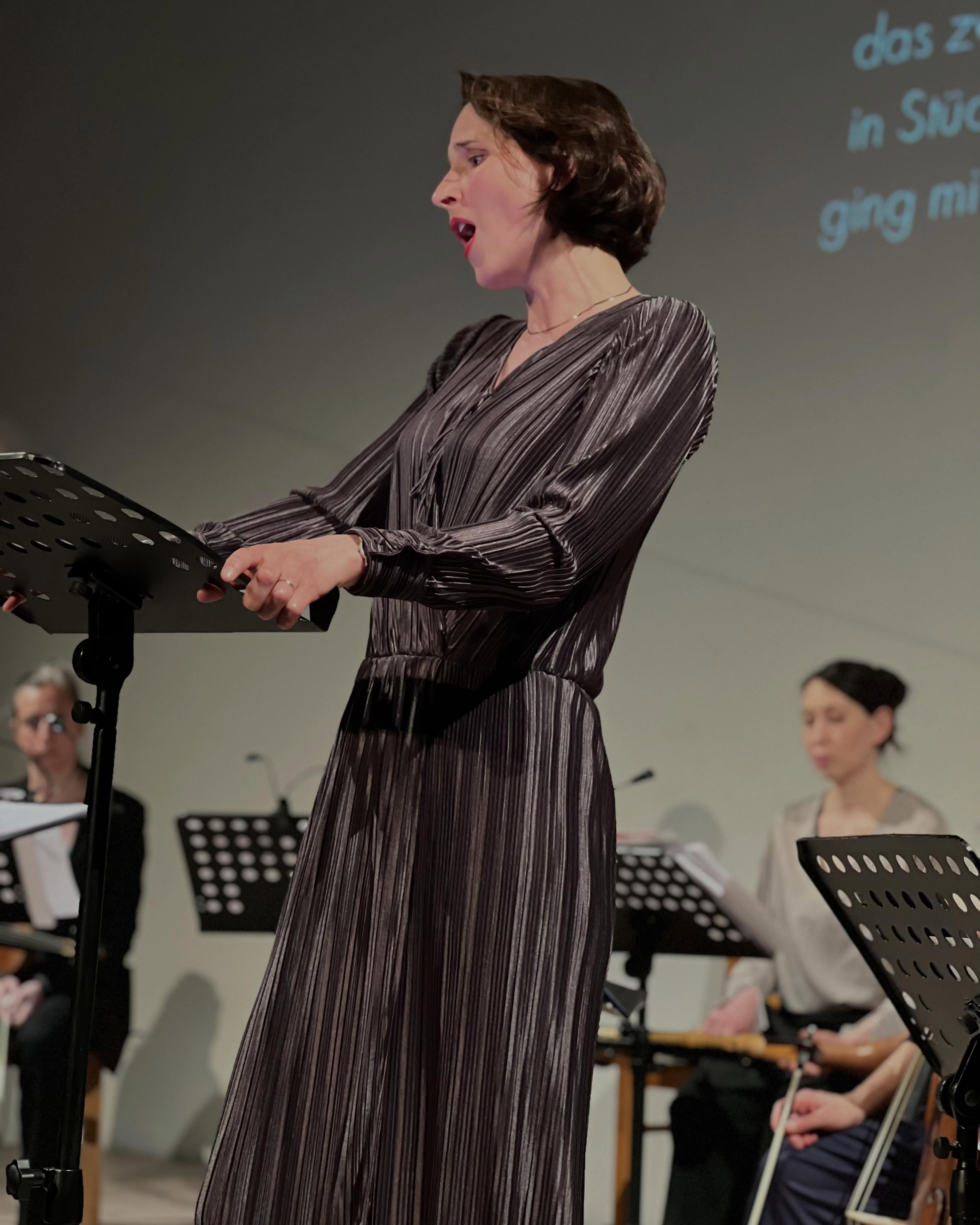 💙 Sopranistin Pia Davila bei “SONUS FEMINÆ 8: Searching for Judith Shakespeare” in der Villa Elisabeth Berlin.
🔮 Mit einem fantastischen Ensemble begaben wir uns in dem inszenierten Konzert zwischen barockem England und Kaija Saariaho auf die Suche nach Spuren, Leerstellen und Resonanzen weiblicher Musikgeschichte.
✨ Erstmals stand bei SONUS FEMINÆ mit Kaija Saariaho eine zeitgenössische Komponistin im Zentrum. Ihr vollständiges “The Tempest Songbook” erklang in einer Bearbeitung für historische Instrumente – als deutsche Erstaufführung.
🎼 In den Zwischenräumen dieser Klangwelt begegneten wir Musik von Elisabetta Gamberini, Elizabeth Turner, Mrs Philharmonica und Lady Dering sowie Texten von Zeitgenossinnen. So entstand ein Abend über Künstlerinnen zwischen Vergangenheit und Gegenwart.
👥 Ensemble Cité des Dames & Guests:
Pia Davila – Sopran
Jonathan Boudevin – Bariton
Miako Klein – Blockflöte & Violine
Mari Sawada – Violine
Prisca Stalmarski – Violine
Karen Lorenz – Viola
Lea Rahel Bader – Violoncello
Raivis Misjuns – Kontrabass
Martin Steuber – Laute
Jia Lim – Cembalo
Yalda Zamani – Dirigat
Regie: Iñigo Giner Miranda
Dramaturgie: Guillem Borràs Garriga
📂 Gefördert durch den Hauptstadtkulturfonds (@bundeskultur)
📷 © Kilian Dumann (@kili_kit_ty)
@st.elisabeth.villaelisabeth @miakoklein @jia.keys @piadavilala @jonathanboudevin @priscastalmarski @learahelbader @raivichek @steuber.martin @iginer @guillem.hh
#sonusfeminae #citedesdames #komponistinnen #femalecomposers #womeninearlymusic