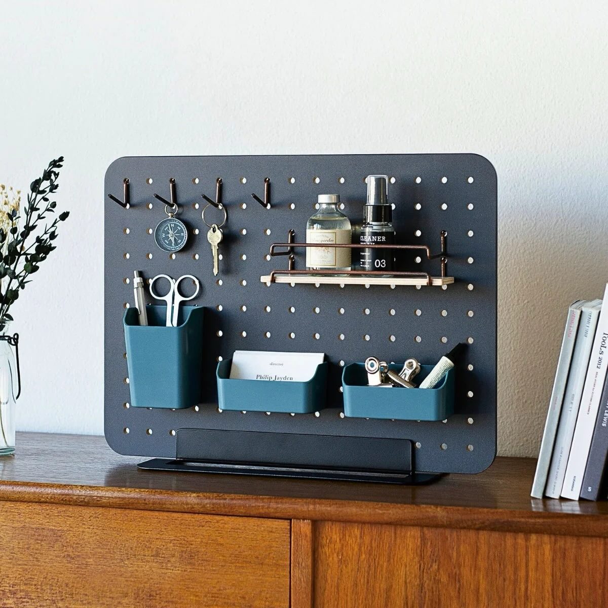 🗂️King Jim PG400 Peggy Pegboard
A stylish and functional pegboard system designed to keep your workspace organised and inspiring.
The magic of PEGGY lies in its flexibility. Mount it vertically for narrow desk spaces or horizontally along shelves and wider surfaces—the choice is yours. The free-standing design means no wall drilling or permanent installation; simply assemble the sturdy steel stand, position your pegboard, and start organising. Setup requires no tools and takes just minutes.
Size: W40cm × H30.5cm × D12.4cm
Load Capacity: 3kg
Content: Pegboard ×1; Stand ×1; Spacers ×4; L-shaped hooks ×8
Material: MDF, EVA foam, Steel
Country of Origin: Japan🇯🇵
Product features
✨Modular pegboard system for customisable organisation
✨Ideal for storing stationery, accessories, and small items
✨Durable construction for everyday use
✨Optional add-on: mini container and accessories to expand the storage setup
✨Easy to rearrange and adapt to your needs
-
#KingJim #peggypegboard #japanesestationery #madeinjapan #deskorganiser