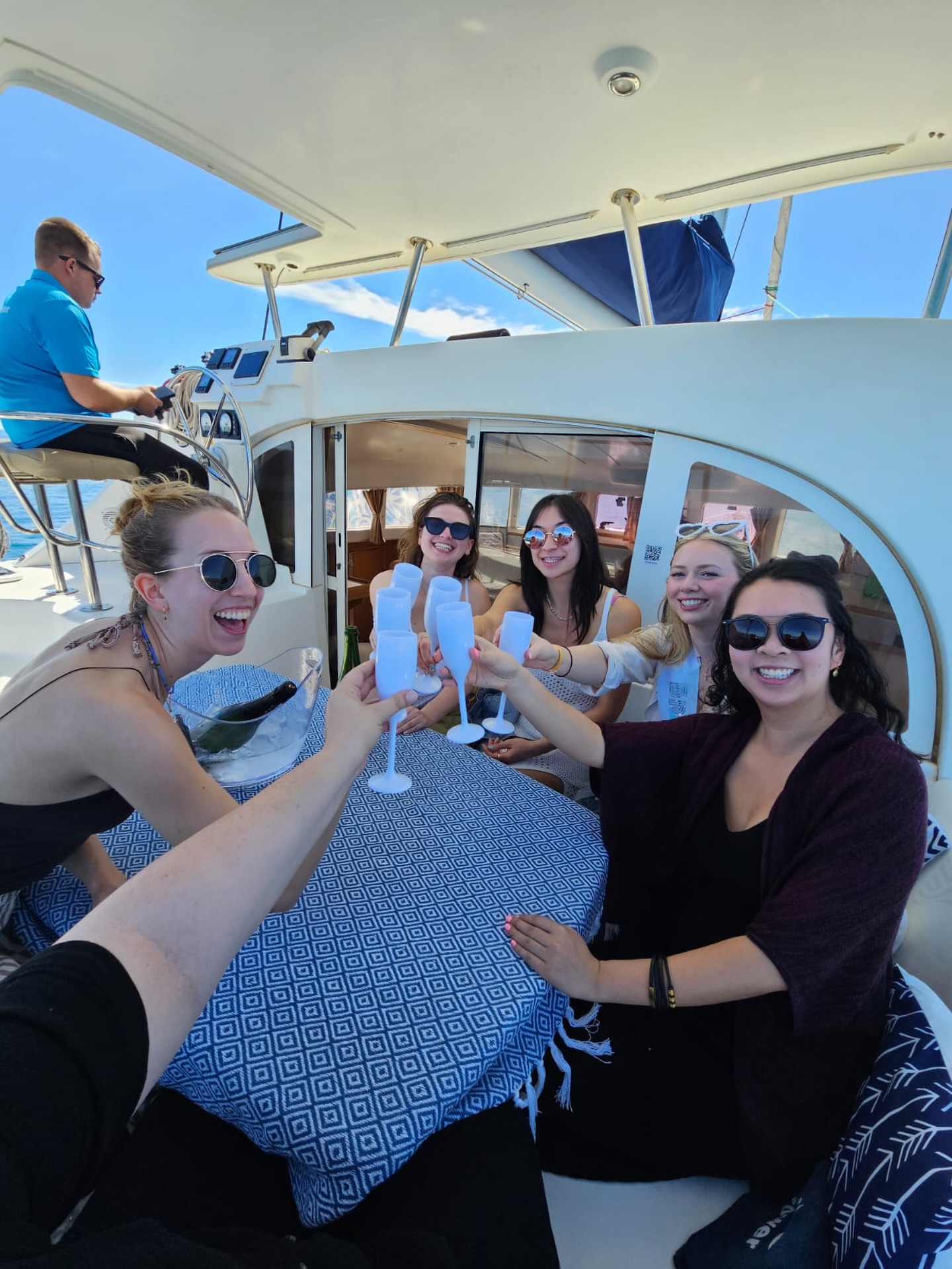 Cheers 🥂 Join us onboard our Luxury Catamaran for the ultimate summer charter ☀️⚓️
📲 +34 644 05 36 56
🇬🇧🌐www.sailandpowercharters.es
🇪🇸🌐www.esteponaboatcharter.com
#boattripspain #paseodebarco #boatcharterestepona #costadelsol #marbella