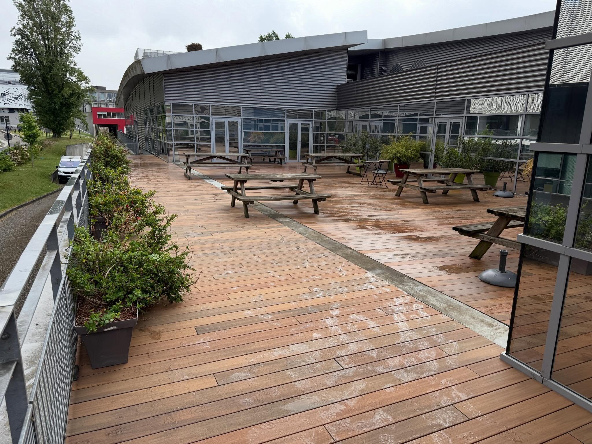 Très fier de vous présenter cette réalisation pour l’INSERM à Bordeaux, menée en collaboration avec @gujaservices . 🤝
Zoom sur cette terrasse de 220 m².
Le défi ? Allier l’esthétique prestigieuse de l’IPE à la pérennité du composite.
Le secret de cette réalisation ?
🪵 Une double ossature en bois exotique pour une stabilité à toute épreuve.
💎 Des lames en composite haut de gamme finition imitation IPE pour un rendu chaleureux sans les contraintes d’entretien.
Un projet d’envergure où chaque détail compte, du sol jusqu’à la structure. 🛠️
#TerrasseLuxe #ImitationIPE #BoisExotique #AmenagementExterieur #Bordeaux LanscapeDesign TerrasseComposite Architecture