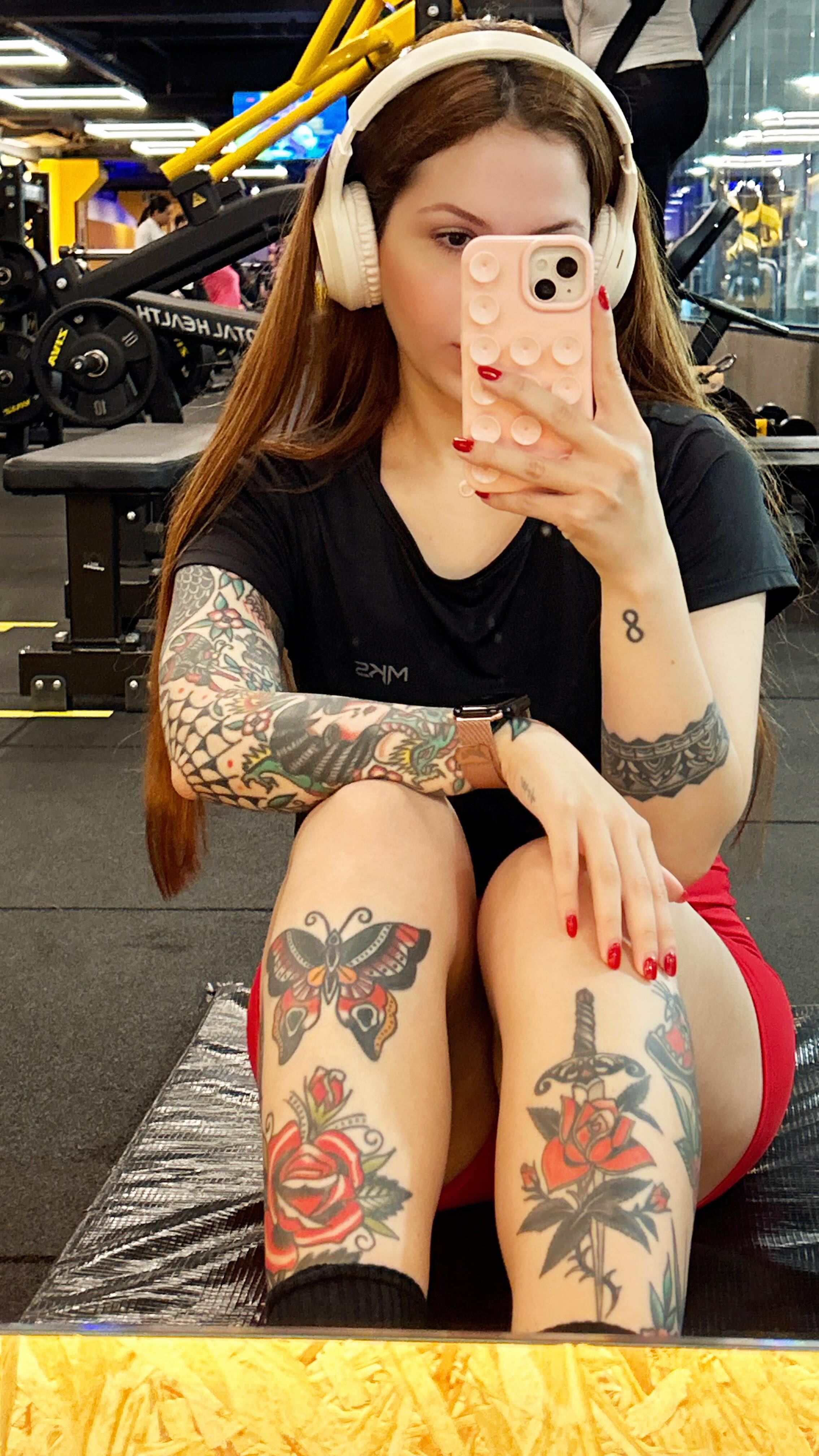 Dia de treino de quadríceps e panturrilha na @smartfit.maringa 🏋🏻♀️
Confesso que gosto bem mais de treinar inferiores, sinto mais facilidade e mobilidade, e finalizei com aquele cardio de sempre (a corridinha que eu amo e odeio ao mesmo tempo 😂).
Gratidão ao meu personal @leonardo_prometi pelo acompanhamento, e a toda a estrutura da academia que faz diferença no processo!