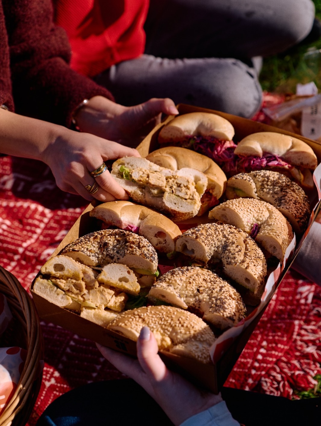 London! The sun is shining, and B Bagel has been busy bagelling.
Come see us this bank holiday weekend and pick up the al-fresco lunch of dreams. Perfect for park benches, picnic tables – and that patch of sunlight in your front room ☀️
So the crucial question- are you going sesame seeds or classic plain?