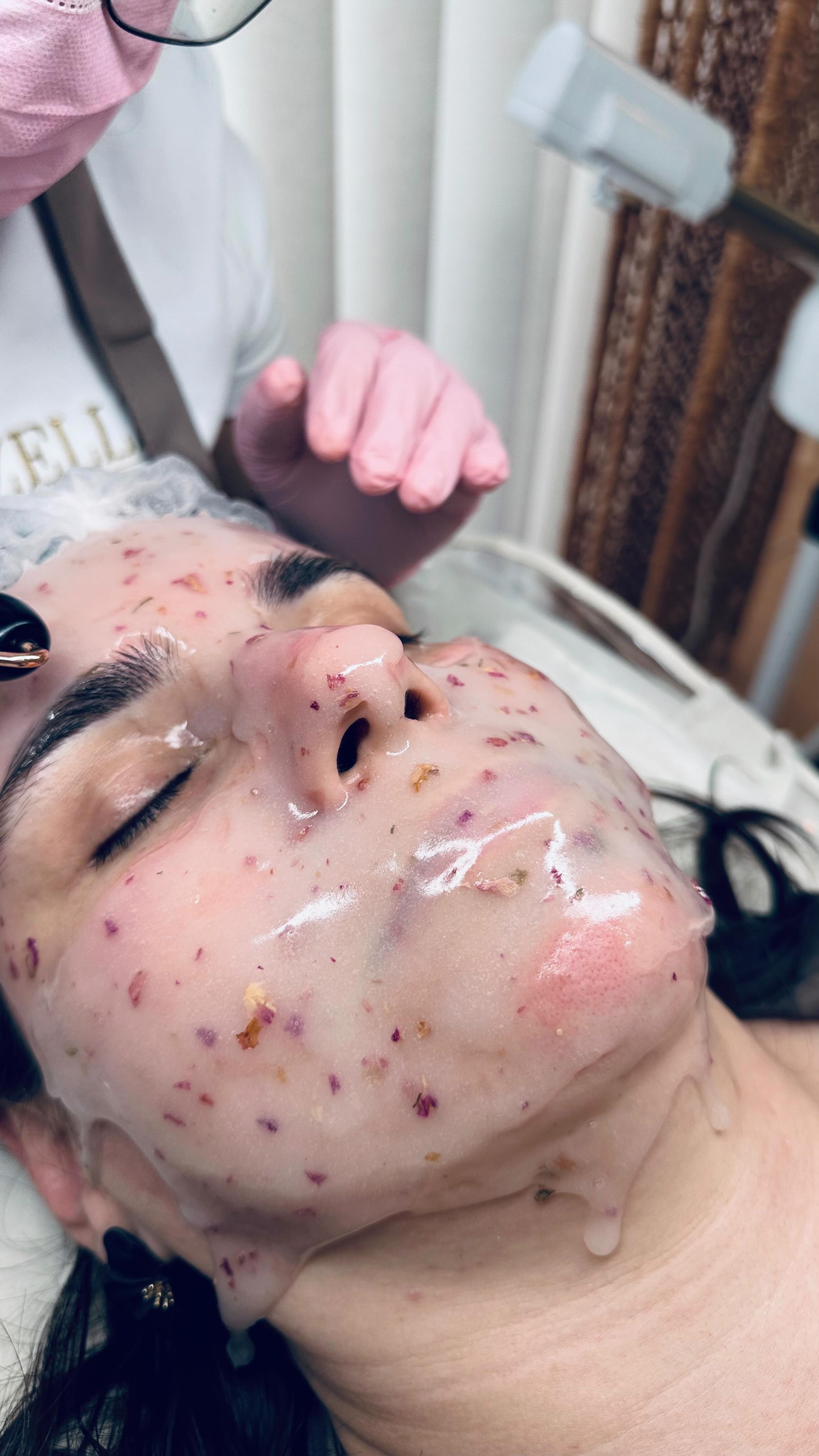 A pele reflete muito mais do que vemos.
Com o nosso novo tratamento facial, combinamos limpeza profunda, máscara de gel e ozono terapia para cuidar da sua pele com precisão e delicadeza.
Mais do que um tratamento, um momento de pausa, cuidado e renovação.
Já disponível na Zellie.
📞 +351 912 598 049
📍Guimarães
#guimaraes #guimarãesportugal