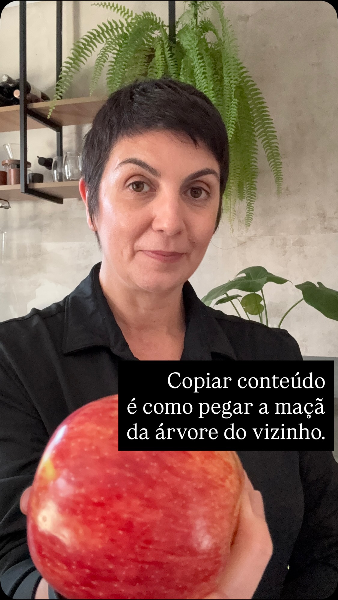 Você pode até pegar o fruto, só que não tem a árvore.
No conteúdo muita gente olha para o que aparece: a frase, o formato, o carrossel, o reels.
Mas o que faz um conteúdo sustentar autoridade não está só no que aparece. Está no que veio antes: a clareza do posicionamento, a intenção da mensagem, o repertório acumulado, a leitura do público e a coerência da oferta.
Antes de buscar ideias olhe para a raiz da sua comunicação. Porque ela será a base para o seu fruto.