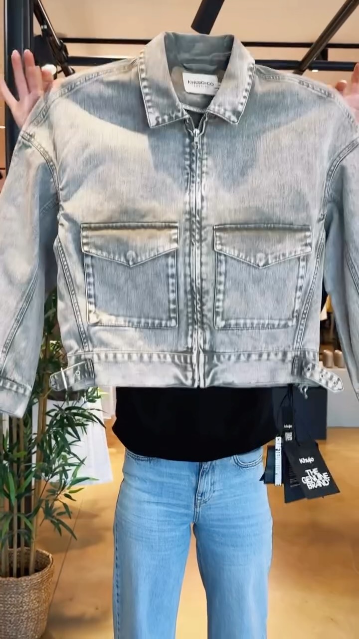Zu warm für nen Mantel und zu kalt für nen T-Shirt?
Dann shoppt noch schnell eine
Frühlingsjacken in der
Filiale Merten 🌷
Wir freuen uns auf Euch.
#chrismode #übergangsjacken #spring #springfashıon