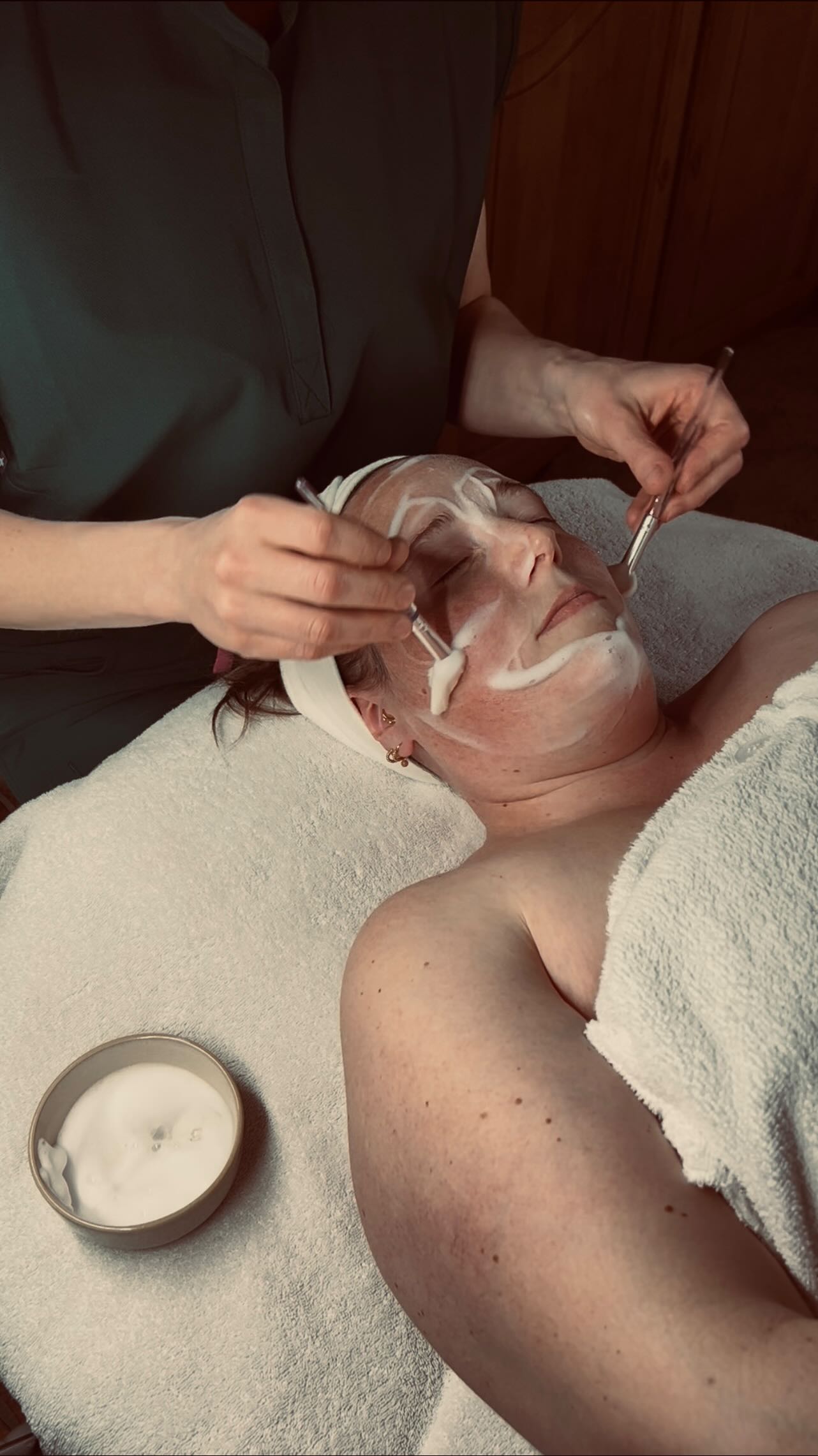 Une peau parfaitement nettoyée, c’est la garantie que vos actifs pénètrent vraiment.
C’est la base d’une routine efficace. 🫧
J’aime tellement la sensorialité de cette mousse aérienne... Elle transforme cette étape en un pur moment de douceur. ☁️
💋
#estheticienneindépendante #soinsvisage #tellin #bienêtre #skincare