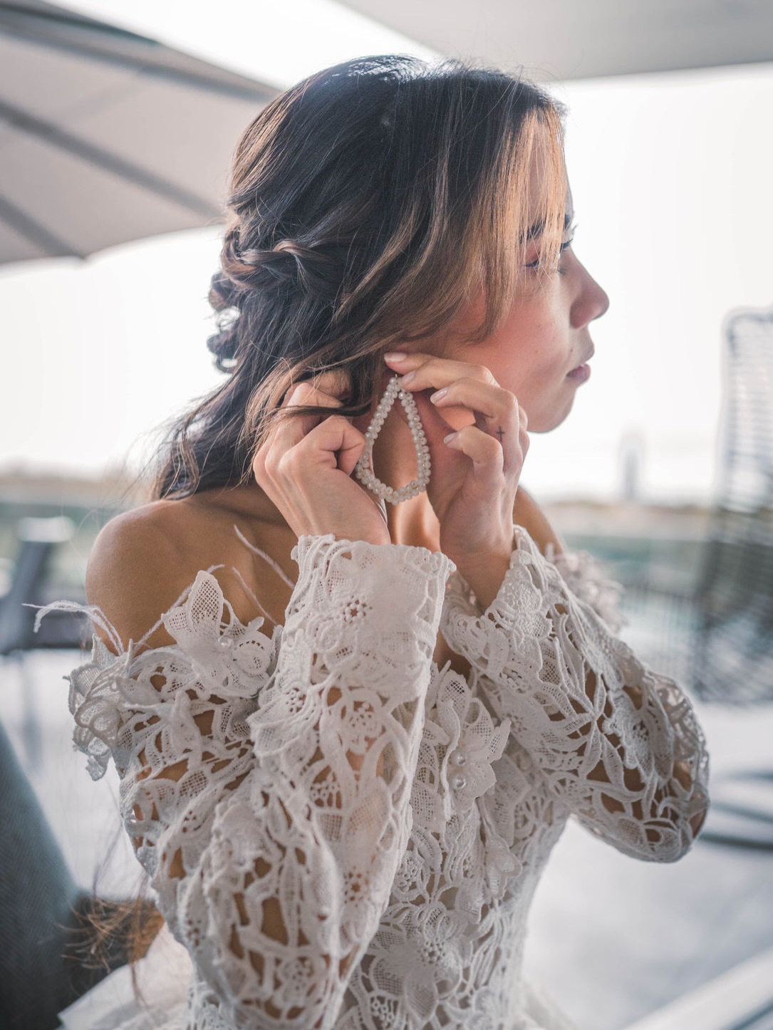 Zwischen Make-up, Kleid und all den kleinen Details passiert so viel mehr, als man sieht.
Wenn du langsam in dein Kleid schlüpfst, die Ohrringe anlegst, ein letzter Blick in den Spiegel. Genau da wird es plötzlich real. 🤍
Das Getting Ready ist nicht einfach nur ein To-do vor der Trauung.
Es ist der Moment, in dem alles zusammenkommt. Die Aufregung, die Vorfreude, die Liebe um dich herum.
Und genau deshalb: nimm dir Zeit.
Genieß es. Jeden Handgriff, jedes Detail, jede Sekunde.
Nicht einfach nur fertig machen. Sondern fühlen, was gerade passiert.
Weil genau diese kleinen Augenblicke später die größten Erinnerungen sind. ✨
#inweissbrautatelier #gettingready #moments #feelit #bridetobe
📸 @lovelensweddings
💄 @stephanie_hair.makeup
💍 @dalou_jewelry
