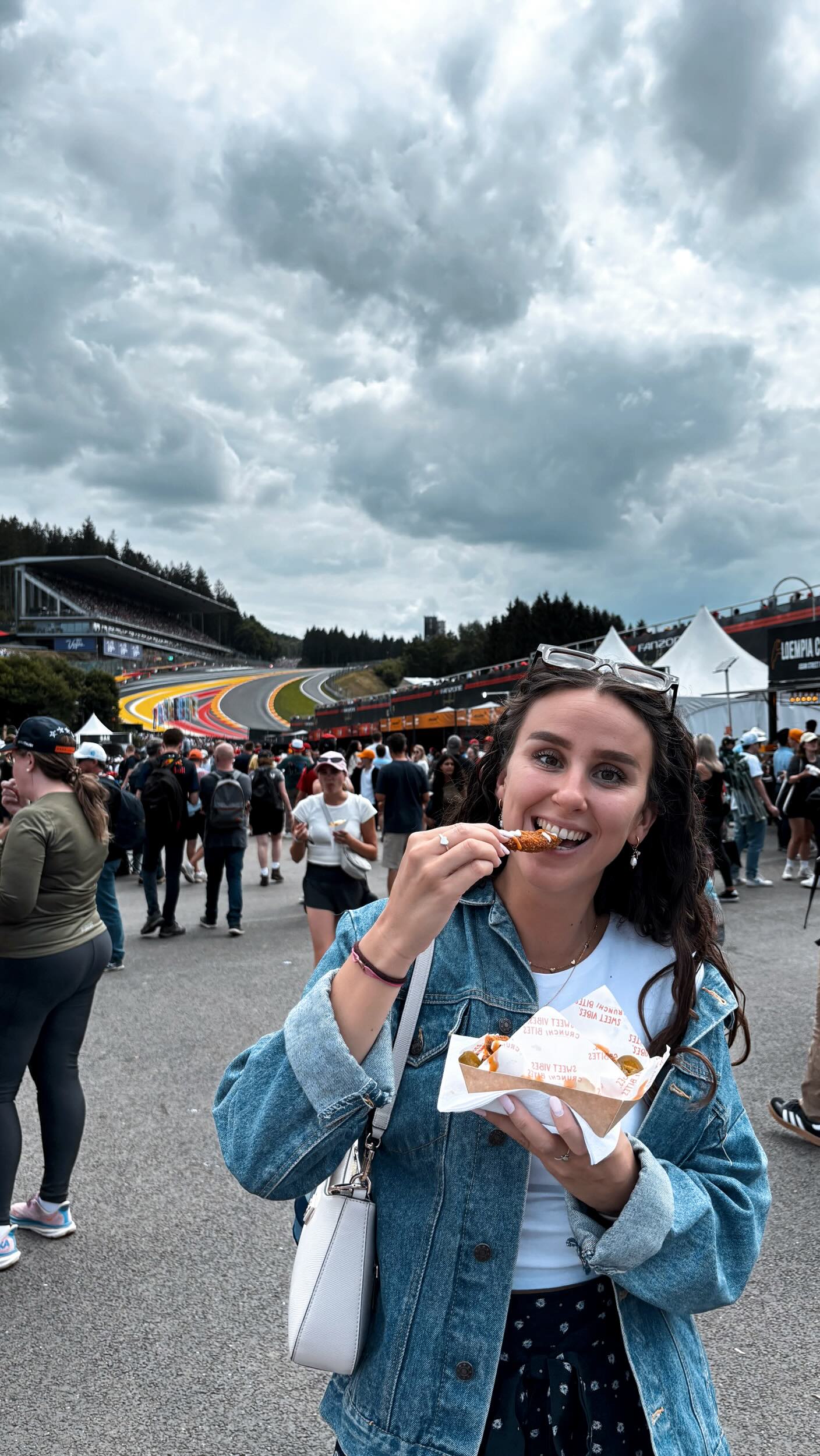Wie herkent dit?
“Geen honger hoor”
5 minuten later: zit je toch eten te bestellen alsof je de hele dag niks hebt gegeten
