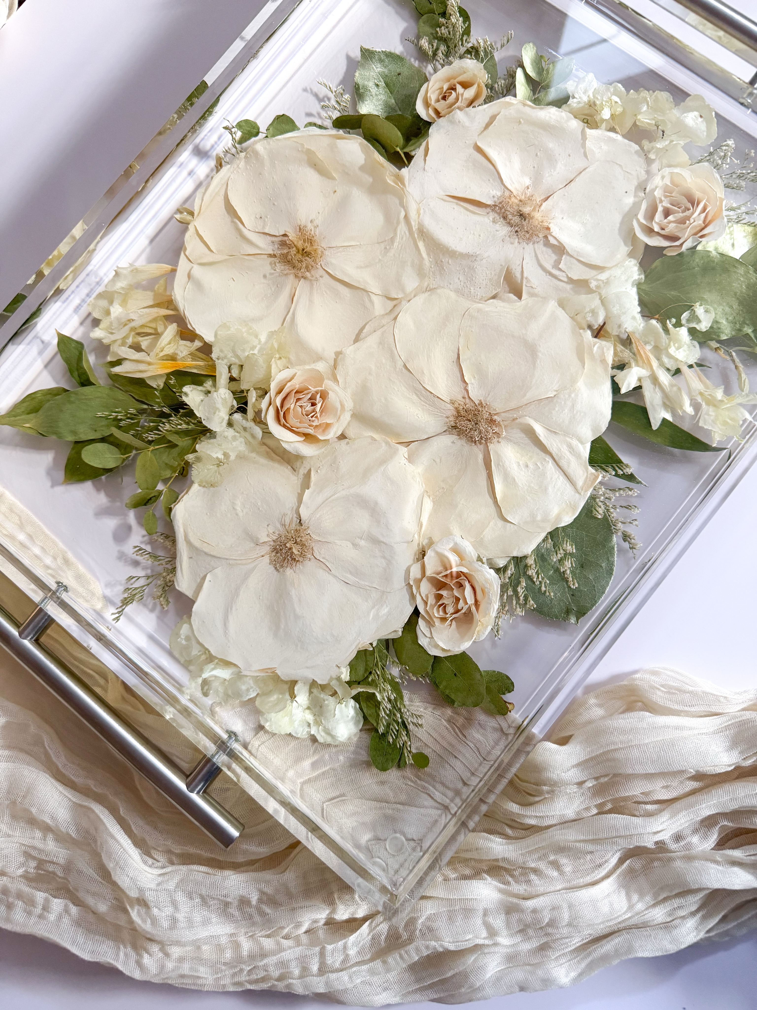 Dreamy all white color corrected trays are EVERYTHING 😍✨🌸
#flowerpreservation #weddingbouquet #resinflowerpreservation #flowerkeepsake #weddingvendor