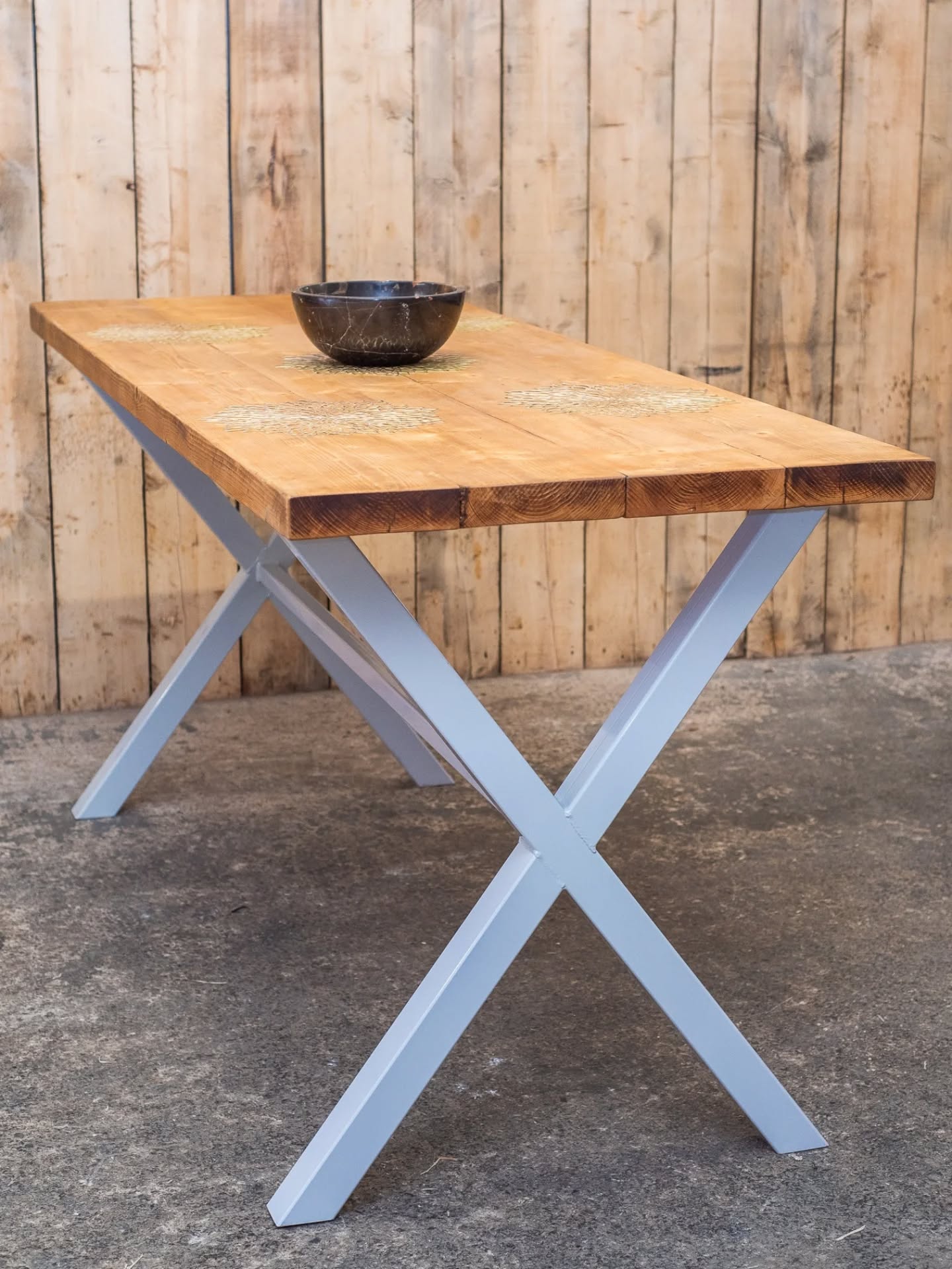 If you're after something simple but with character, this is it 👌
Reclaimed timber, clean steel base, built to last.
We can tweak size, finish, base – whatever you need.
Message us to get yours started 👍
.
.
.
#reclaimedwood #madetolast #sheffieldmakers #bespokefurniture #woodandsteel