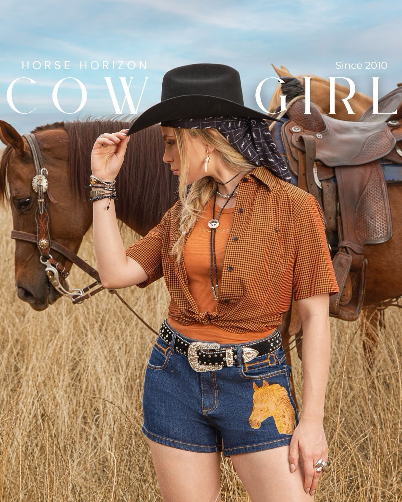 Shorts Horse 🐎 Denim | 4531
O modelo traduz a essência da Moda Country em cada detalhe. Confeccionado em jeans índigo, o shorts apresenta um acabamento impecável e costuras em linha ocre que valorizam o design do shorts. O detalhe de cavalo e a aplicação do termo traz personalidade e reforça a identidade western da peça.
#universocountry #cowgirl #countryecia #modacountry