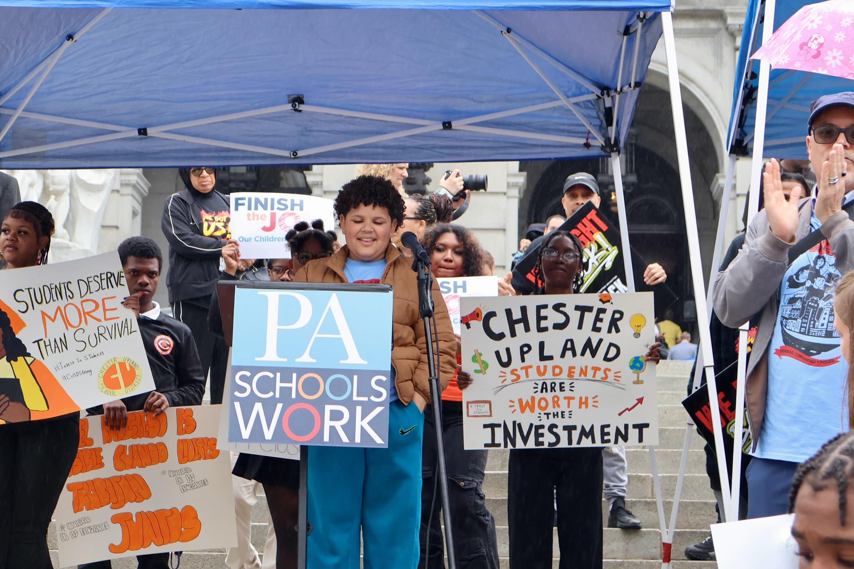(español abajo) Over 90% of Pennsylvanians agree that it is important for PA public schools to be adequately funded - and yet 77% of Pennsylvania public schools are underfunded. Outdated textbooks, lack of access to vital resources, and deteriorating facilities are holding PA’s children back. “Students like me deserve stability, not uncertainty. Delays in passing a budget hurt the districts that can least afford it. It is the responsibility of our leaders to act,” said Sebastian, a student of Reading School District. It’s time for our legislators to finish the job and fund our schools!
ESPAÑOL: Más del 90% de los habitantes de Pensilvania están de acuerdo en que es importante que las escuelas públicas de Pensilvania estén adecuadamente financiadas y, sin embargo, el 77 % de las escuelas públicas de Pensilvania están subfinanciadas. Los libros de texto desfoletos, la falta de acceso a recursos vitales y el deterioro de las instalaciones están frenando a los niños de PA. “Los estudiantes como yo merecen estabilidad, no incertidumbre. Los retrasos en la aprobación de un presupuesto perjudican a los distritos que menos pueden pagarlo. Es responsabilidad de nuestros líderes actuar”, dijo Sebastian, un estudiante del Distrito Escolar de Reading. ¡Es hora de que nuestros legisladores terminen el trabajo y financien nuestras escuelas!
#FinishTheJob #FundOurSchools #Pennsylvania