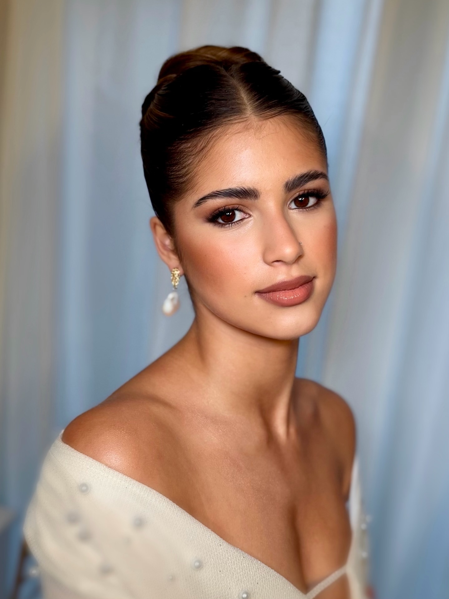 This look is all about radiant, healthy skin with warm bronze tones that catch the light beautifully, paired with a sleek bun to open the face and really show off those gorgeous cheekbones
Perfect for the bride who wants to feel polished, timeless and effortlessly elevated while still looking like herself — just the soft glam version
Modern bridal beauty with glowing skin, soft definition and luxury finishing touches will always be my favourite combination.
#SoftGlamBride #LuxuryBridalBeauty #GlowyBride #ModernBride #BridalHairAndMakeup