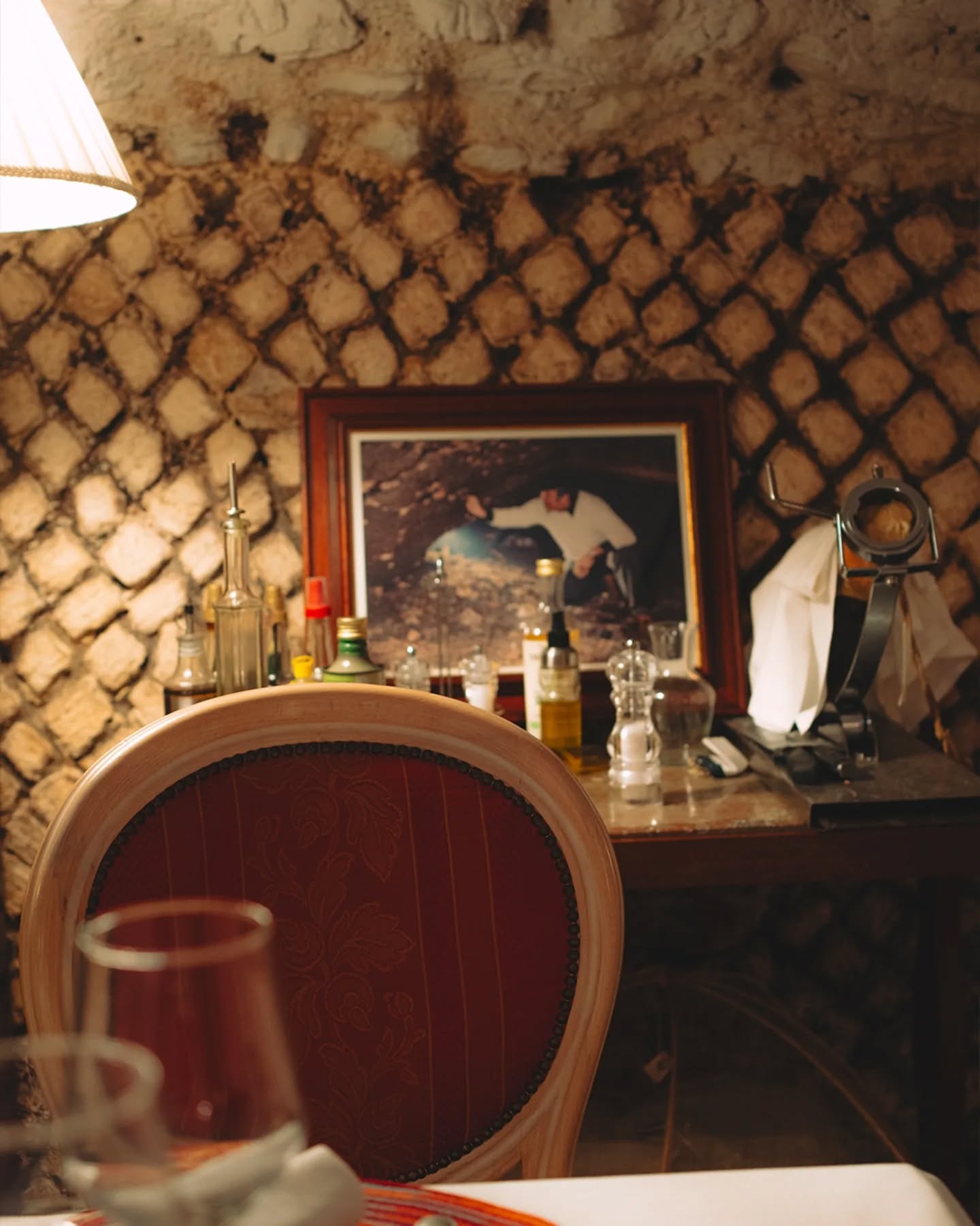 Dietro le nostre pareti non c’è solo un ristorante, ma una scoperta che ha riportato alla luce la storia.🏛
Da un semplice spiffero d’aria nacque la curiosità di capire cosa si nascondesse oltre quel muro.✨️
Fu così che vennero scoperte quelle che oggi sono le sale delle Antiche Terme di Diana, ambienti che ancora conservano fascino, atmosfera e tracce del passato.🍽
📍 Via dei Sosii, 6 – Tivoli
📞 0774 312256
📸 @smup_socialmedia