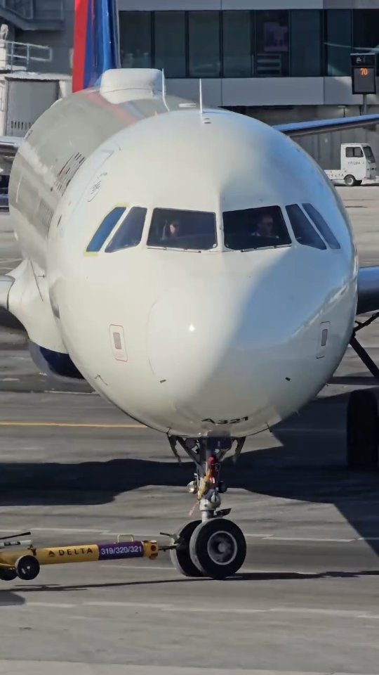 Pushback precision at LaGuardia as an A321 prepares to depart New York.
.
🏷 #deltaairlines #airbusa321#pushback #airbuslovers #tuglife