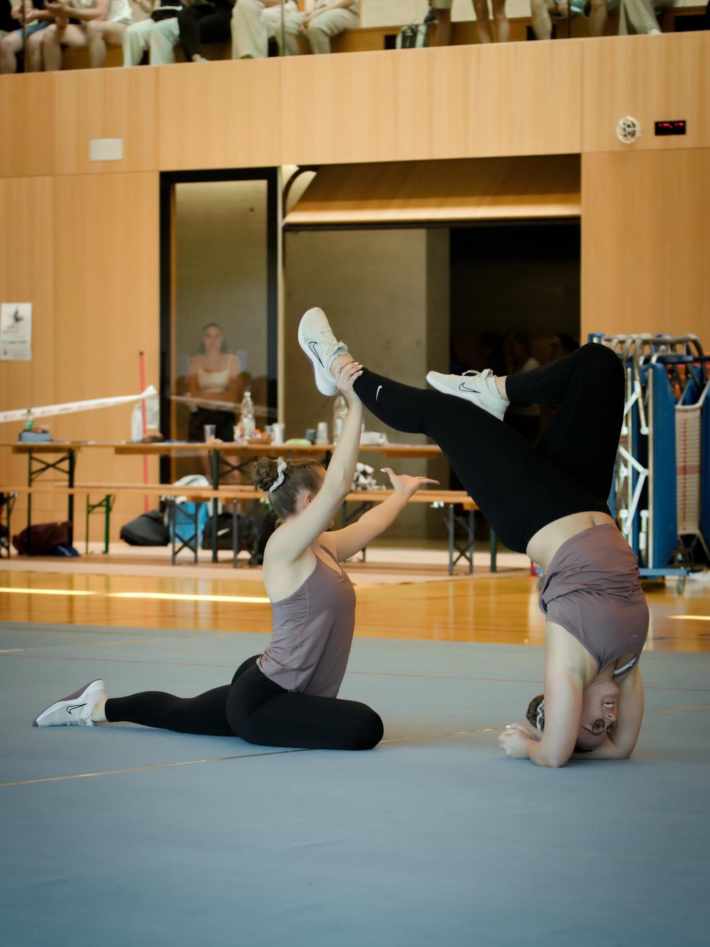 Saisonstart geglückt!🤩👯♀️
Am Rocco-Cup hend mir dörfe id Saison starte! Es isch en glungene Wettkampf mit folgende Resultat gsii:
Gymnastik:
🥇 Paar Celine und Patrizia mit 9.88
🥈 Einzel Patrizia mit 9.83
Aerobic:
🥇 Paar Sina und Patrizia mit 9.71
Mir sind unfassbar stolz und freued üs bereits scho uf dä Leubergcup!🥳
#roccocup#saisonstart#sieg#paar#stvsommeri