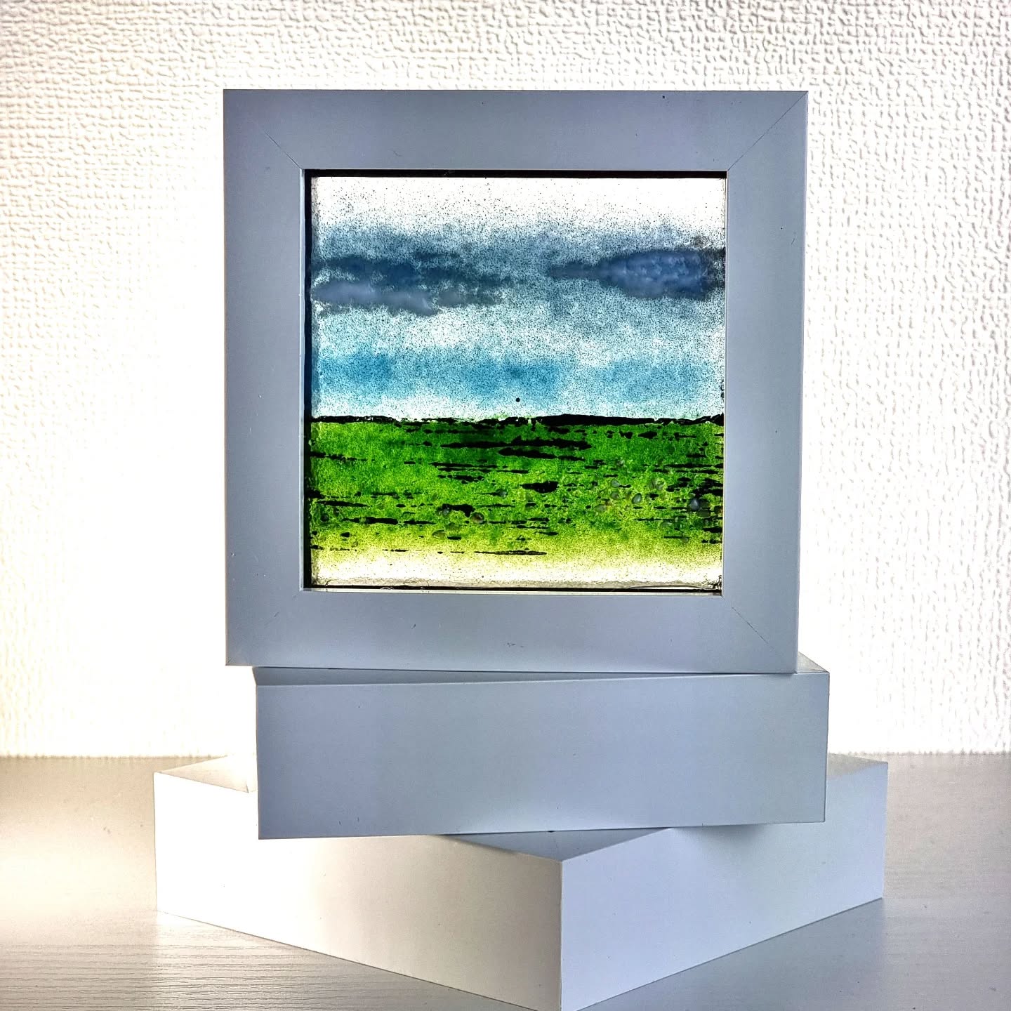 Nouvelle œuvre - un petit paysage simple en verre fusionné
#fabriqueenaveyron
@assoofildelart