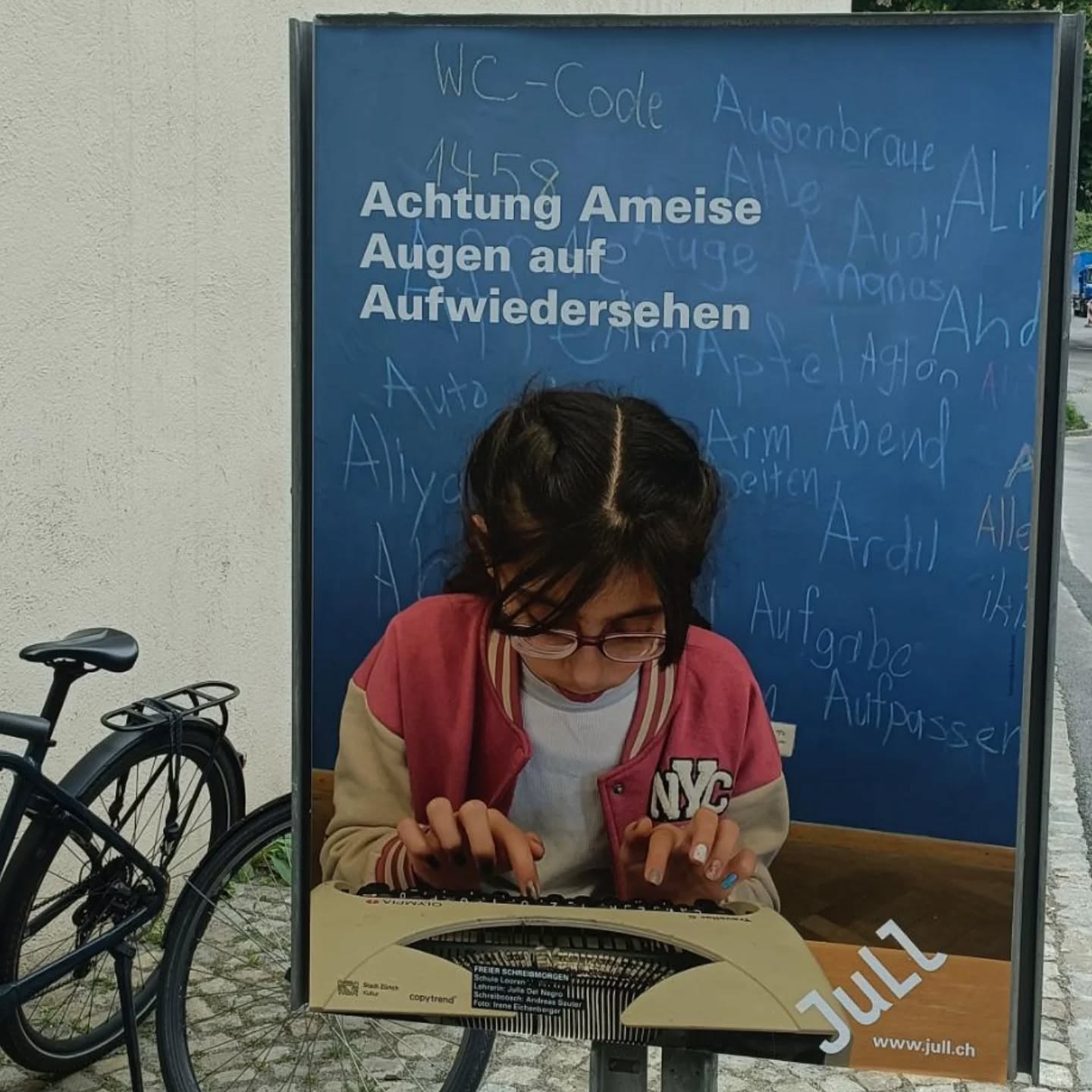 Ameisenfleissig analog 😎
#jullneverwritealone
#plakat
#ameisenkönigin
Foto: Irene Eichenberger
Grafik: @guidoholenstein