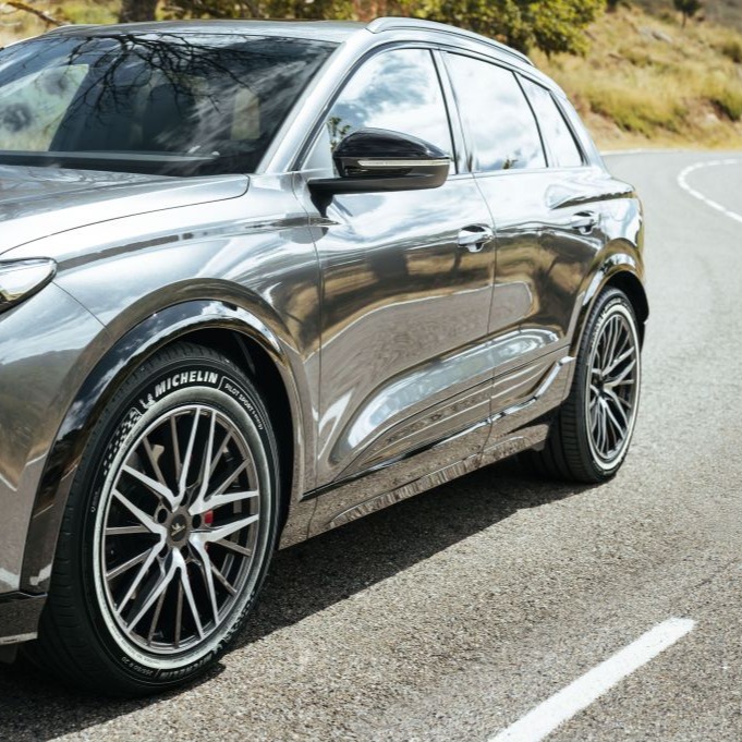 🚗 Vous prévoyez de changer vos pneus prochainement ? Ne choisissez pas au hasard.
L’année 2026 marque un tournant avec des innovations majeures pour les véhicules électriques (EV) et les SUV. Mais attention : tous les pneus ne se valent pas. Si certains modèles premium affichent des performances records, les tests de l'ADAC alertent sur les dangers de certains pneus "budget".
✅ À retenir pour votre choix :
1️⃣ Le Continental PremiumContact 7 reste la référence en sécurité.
2️⃣ Le Hankook Ventus S1 evo3 offre le meilleur rapport qualité/prix.
3️⃣ Le Michelin Primacy 5 Energy est le champion de l'autonomie pour les voitures électriques.
Découvrez quel pneu est fait pour votre véhicule dans notre guide complet 2026 :
👉 https://www.toopneus.club/post/nouveautés-pneus-2026-le-guide-d-achat-complet
#Toopneus #ConseilsAuto #Pneus #Sécurité #Michelin #Continental #Hankook
