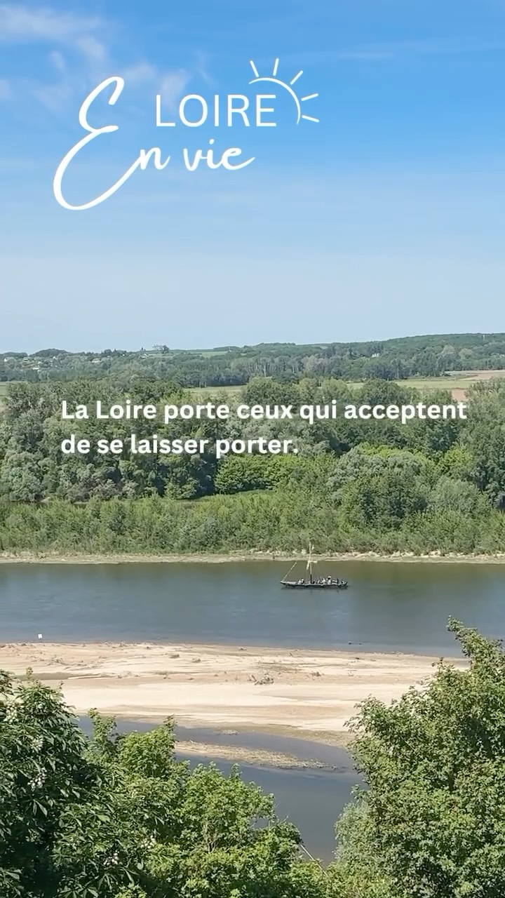 Il y a quelque chose d’ancien et d’apaisant dans le glissement d’un futreau sur la Loire.
Pas de bruit, pas de hâte. Juste l’eau, le ciel, et les rives qui défilent doucement.
C’est peut-être ça, se ressourcer vraiment, laisser le fleuve reprendre le rythme à ta place.
👉 www.loireenvie.fr