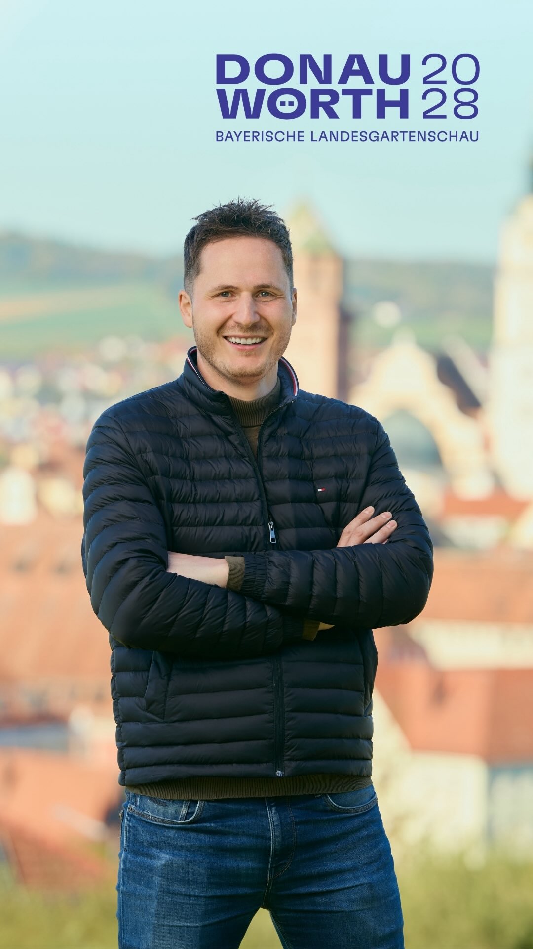🎬 Dreharbeiten zur Landesgartenschau 2028 in Donauwörth
Gemeinsam mit dem Geschäftsführer der Landesgartenschau, Patrick Wörle, waren wir in Donauwörth unterwegs und haben festgehalten, welche Veränderungen geplant sind und wo sich in den kommenden Jahren konkret etwas tun wird🎥🙌
Dabei wird deutlich, dass an vielen Stellen gleichzeitig angesetzt wird – etwa bei Brücken und neuen Verbindungen innerhalb der Stadt, neugestalteten Spiel- und Aufenthaltsflächen, zusätzlichen Fitness- und Bewegungsangeboten sowie verbesserten Zugängen zur Donau.🌻🌿
Neugierig, was sich bis 2028 in Donauwörth verändert?
👉 Den ganzen Film findet ihr jetzt auf YouTube bei @LGSDON2028 – das erste Reel dazu ist bereits auf dem Instagram-Kanal der @landesgartenschau.donauwoerth online. Weitere Reels folgen bald. 👀
#landesgartenschau2028 #donauwörth #huckleberryking #filmproduktion #makingof