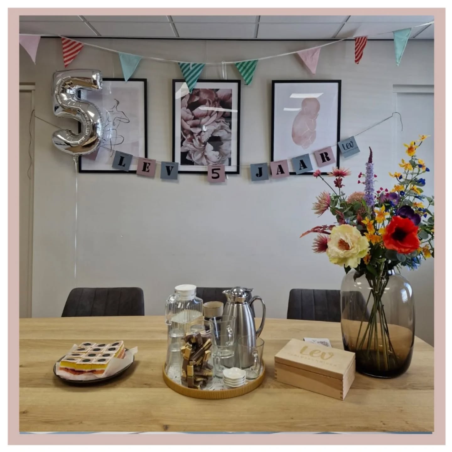 HIEP HIEP HOERA! 🥳🎈☀️
Vandaag blaast LEV 5 kaarsjes uit! 😍
We hebben er gisteravond al gezellig met ons team op geproost.🥂 Vandaag staan er lekkere gebakjes klaar voor wie er op de praktijk komt! 🧁
Al 5 jaar vol bijzondere ontmoetingen, fijne gesprekken en onvergetelijke momenten. Van de positieve test tot de eerste ontmoeting met je kindje, en een trotse papa en mama met de maxi-cosy op de praktijk voor de nacontrole, wat zijn we dankbaar dat we al zoveel ouders mochten begeleiden in dit bijzondere proces! 💕
Dankjewel aan alle ouders die ons de afgelopen jaren hun vertrouwen hebben gegeven. Op naar nog veel meer moois! 🤩
#zwangerschap #bevalling #geboorte #verloskundigen #dankbaar