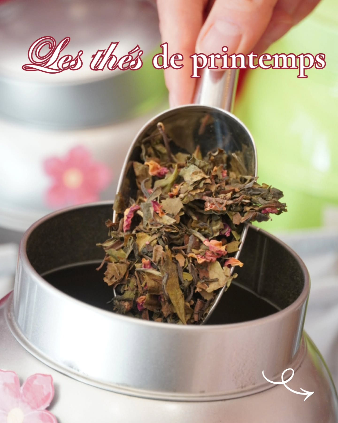 Le printemps s’invite dans vos tasses 🌸🫖✨
Des notes florales, fraîches et délicates pour accompagner les premiers rayons de soleil ☀️
À la boutique, la saison se découvre à travers une sélection de thés et infusions aux accents fleuris et gourmands 🍃
🌸 Thés parfumés aux notes printanières
• Miss Plum : thé blanc, rose, jasmin, litchi
• C'est une belle histoire : thé noir, figue, bergamote, citron, lotus, pitanga
• Fidji : thé noir, rose, lavande, vanille
• Eden rose : thé noir, lavande, bergamote, vanille, rose
• Hanami : thé noir, fleurs de mauve, jasmin, lotus rose, fraise
• Les invités : thé vert, jasmin, litchi, rose
• Comme une étoile : bergamote, violette, kiwi, pêche, fleur d'oranger
🍃 Infusions douces et réconfortantes
• Les invités : verveine, tilleul, litchi, pamplemousse, pêche, rose
• Grenadine adrenaline : grenade, griotte, feuilles de mûrier, sureau
• Beaux jours : verveine, hibiscus, pêche, pomme, rhubarbe
• Very Lemon bio : maté, citron, myrte citronnée, citronnelle
Des mélanges subtils qui évoquent un jardin en fleurs, une pause au soleil, un moment pour soi 💫
À savourer chaud ou glacé, selon vos envies 🌿
📍 Betjeman & Barton au 27 rue Marceau, Tours
🛍 Disponible aussi sur la boutique en ligne (lien en bio)
Et vous, vous êtes thés et infusions fleuris au printemps ? 💭🌸
#boutiquedethe #toursmaville #printemps #thefleuri #teatime