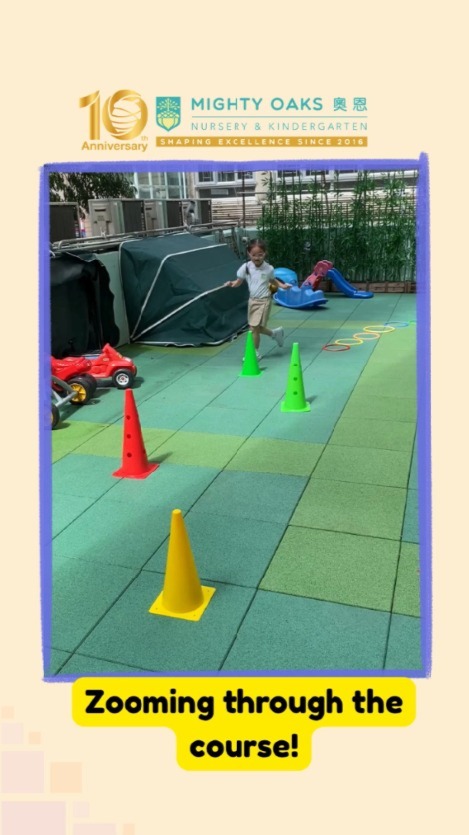 Little bodies, big energy! ⚡️
Watch our K2 stars shine in gross motor activity! From mastering single and double-leg hops to precision tile jumping, they also showed off their agility by weaving through cones in a Z-shape and powering through with the giant ball push. Every move is a step toward better balance, coordination, and gross motor skills. So proud of these little athletes and their amazing progress! ❤️
小小的身體,大大的能量! ⚡️
K2 的小將在體能活動中大顯身手,挑戰單雙腳跳、精準跳過階磚、靈活地以「之」字形繞過雪糕筒,最後全力推球衝刺。每一次跳躍與奔跑都在鍛鍊平衡感、協調性與大肌肉力量。看到小運動員們進步神速,真的要給他們一個大大的讚!❤️
➡️We are still accepting rolling admissions for PN-K3.
➡️歡迎適齡幼兒申請小組班至高班插班。
#GrossMotorSkills #PhysicalDevelopment #ActiveKids #KindergartenLife #KidsFitness
#幼兒體能 #K2日常 #大肌肉訓練 #手眼協調 #成長紀錄