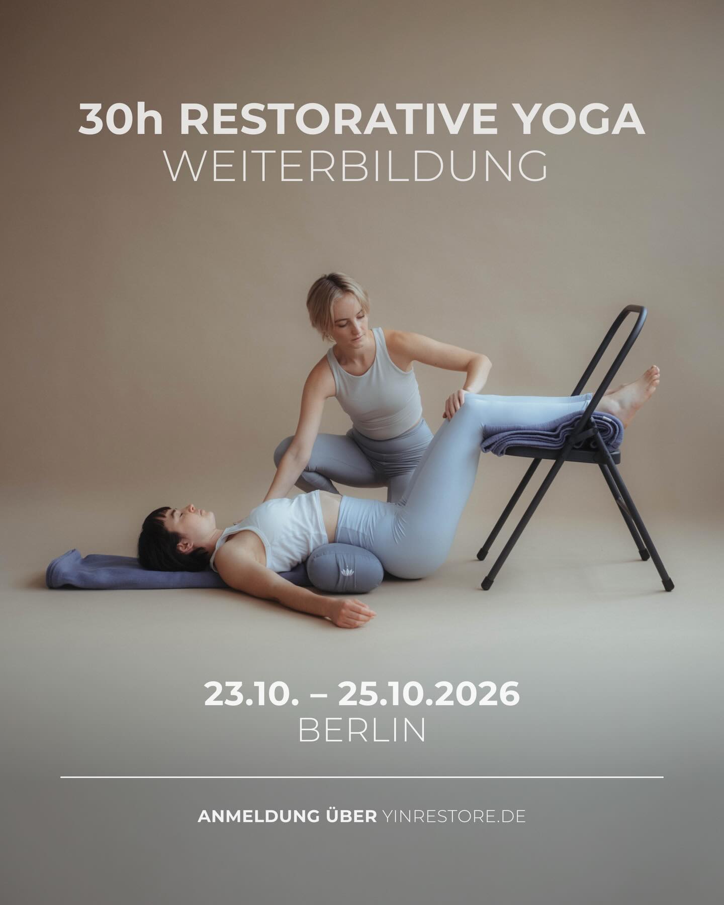 In Zeiten von Konsum und Leistungsdruck erscheinen Ruhe, Regeneration und Erholung als etwas, dass man sich erst verdienen oder erarbeiten muss.
Restorative Yoga stellt dazu einen Gegenentwurf dar und bietet einen Raum für ein langsameres Leben, was dadurch jedem zugänglich wird.
Um Restorative Yoga unterrichten zu können, braucht es zunächst eine eigene Praxis. Deshalb legt diese Weiterbildung besonderen Wert auf die Entwicklung einer persönlichen Restorative Praxis als Grundlage für authentisches Unterrichten.
Die Weiterbildung vermittelt ausserdem eine fundierte Grundlage für das Unterrichten von Restorative Yoga Klassen mit besonderem Fokus auf 1:1 Sessions sowie kleinen Gruppenformate (z.B. Workshops und Retreats).
Am Ende der Weiterbildung bekommst du ein 30h Yoga Alliance Zertifikat.
📅📅📅📅📅
30h Restorative Yoga Weiterbildung
23.10.26 bis 25.10.26
Berlin/Prenzlauer Berg
Weitere Infos und Anmeldung unter
www.yinrestore.de
#Restorativeyoga#yogaweiterbildung