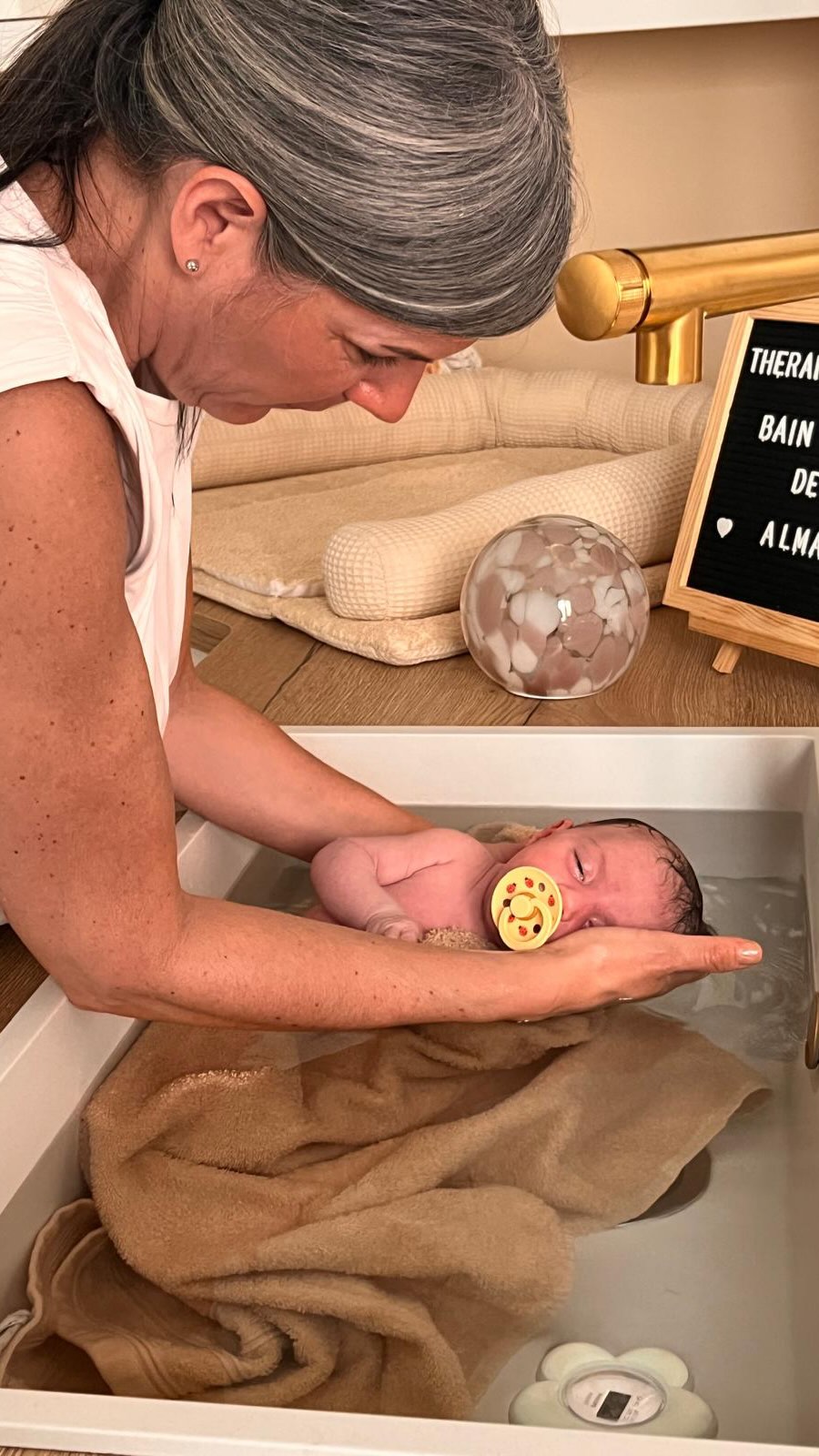 Il est des instants où le cœur nous invite à ralentir… et simplement accueillir.
À travers le Thérapeutique Bain Bébé « Le Bain de Sonia « la douceur et la présence bienveillante donnent vie, dans l’eau, à une véritable danse.
Une danse qui apaise, qui éveille… et qui laisse émerger des émotions profondes.
La petite Alama a d’abord eu du mal à lâcher prise, un peu crispée, un peu hésitante. Puis, en prenant le temps d’écouter ses besoins et d’ajuster chaque geste à son rythme, elle s’est peu à peu détendue…
Se laissant porter, retrouvant des sensations familières, celles de sa vie in utero 🤍
🛁 Rappel important : Le thérapeutique bain bébé doit être réalisé dans les 21 premiers jours de vie pour en garantir tous les bienfaits.
Au plaisir de vous accueillir ☺️
☎️ 06 16 02 14 65
💌 www.revedebiennaitre.com
📍 11 bis rue du Fief
92100 Boulogne
À très bientôt 🌿
Jenny accompagnante périnatale
#tbb #bainbébé #baindesonia #bainthérapeutique #thalassobainbébé