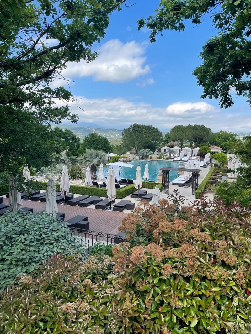 Last weekend Gillian Richards had the absolute pleasure of experiencing just a small part of what the 5 star Terre Blanche Hotel Spa Golf Resort***** has to offer.
Only 45 minutes from Nice airport yet a world away from the hustle and bustle of the coastline, Terre Blanche is a hidden gem of within the hills of Provence.
On site you will find 4 restaurants, including Michelin-starred Le Faventia, a heavenly spa, 2 championship golf courses including a golf academy and the most stunning driving range that did not deserve to witness her attempts with a driver!
If you are there to work, the meeting spaces are flooded with natural daylight. Refreshments can be served of the terrace or courtyard while you recharge your batteries and take in the very French scenery.
For more information about holding your meeting, events, or incentives in Provence, do get in touch with us Lime Blue Solutions.
Thanks to Bruno Di Tommazi Avenue Sales & Marketing, Jennifer Lehembre Terre Blanche Hotel Spa Golf Resort***** and Gerome Courtin WE ACTEAM.