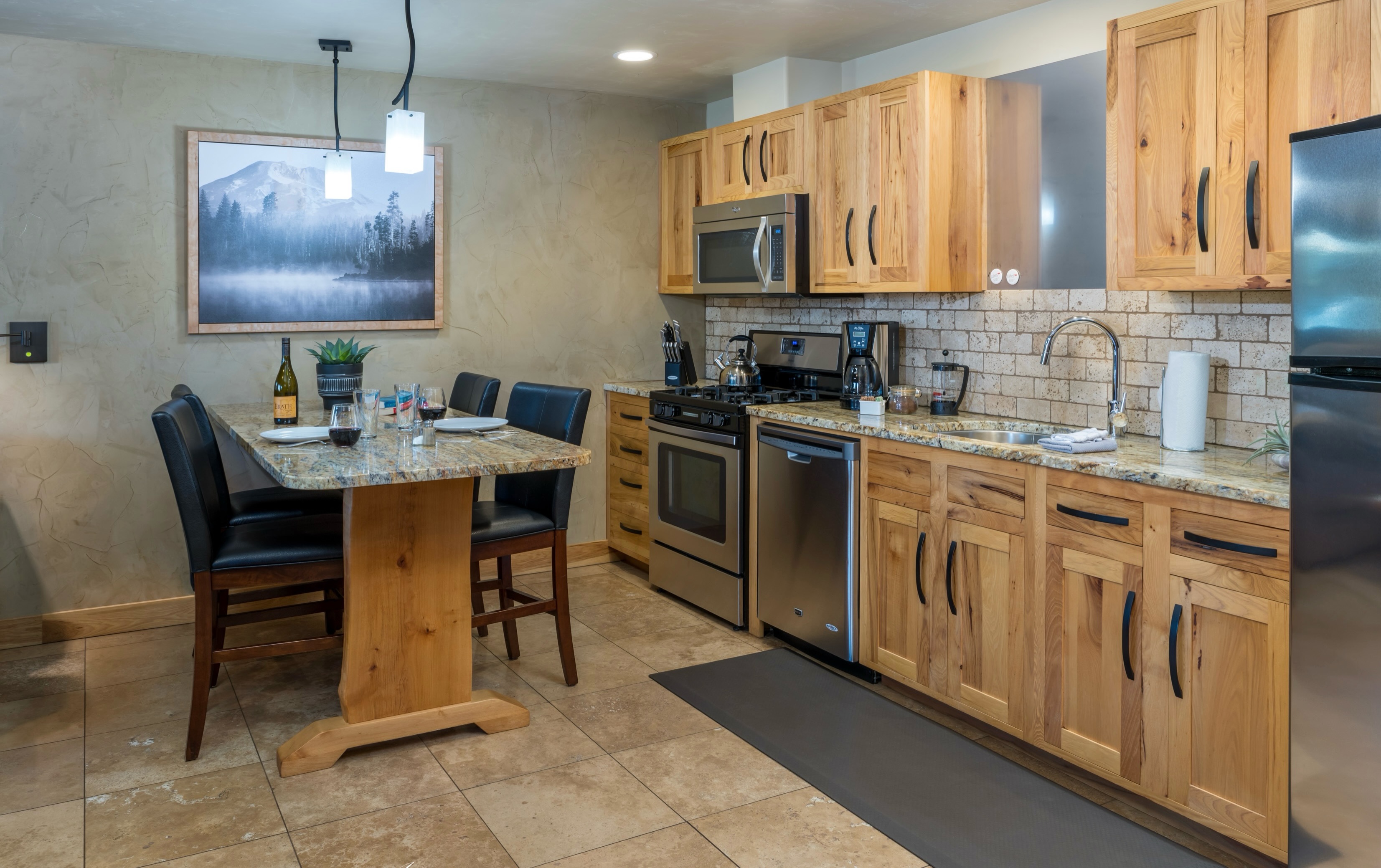 Experience the comfort of home with the luxury of a getaway at Wall Street Suites in Downtown Bend. Each suite features a fully equipped kitchen, giving you the freedom to dine in, entertain, and settle in at your own paceâjust steps from the best of Bend. #wallstreetsuitesbendoregon #centraloregon downtownbend #dogfriendlyhotel