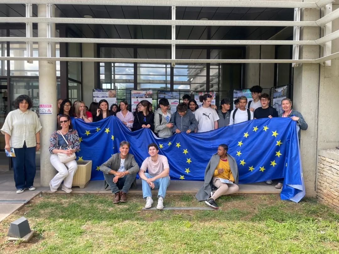 🇪🇺 Hier, la Maison de l’Europe de Nîmes était aux Archives départementales du Gard pour une journée européenne ! 🇪🇺
Un groupe de jeunes a participé à un jeu de simulation du processus décisionnel de l’Union européenne, ainsi qu’à des ateliers autour de la mobilité européenne et une exposition interactive sur les langues et les cultures d’Europe.
Une belle occasion de mieux comprendre le fonctionnement de l’Union européenne et les nombreuses opportunités offertes aux jeunes.
Merci à tous les participants, intervenants et partenaires pour cette journée dynamique et engagée.
#maisondeleuropenimes #jolimoisdeleurope #ArchivesDépartementales #Gard #UnionEuropéenne
