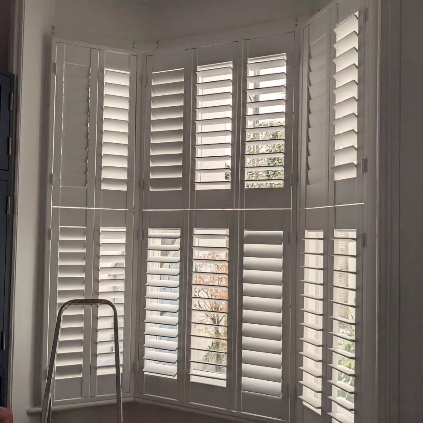 Tiered panels on a Facet Bay of sash windows. Great for light control and bi-folding panel configurations.