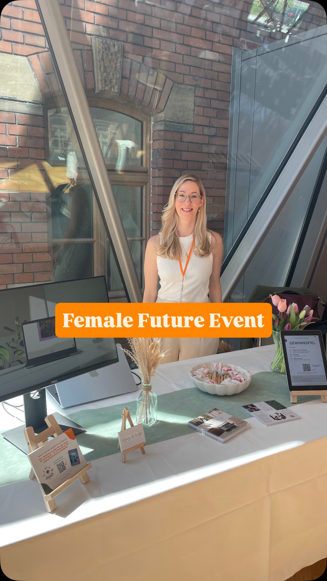 Gestern. Female Future Event 2026. Zum dritten Mal als Ausstellerin und dieses Mal auch als Speakerin mit meinem Business Passion Life Webdesign dabei.
Und trotzdem – oder vielleicht genau deshalb – hat mich dieser Tag komplett umgehauen.🚀
@christine_habedank hat sich mit diesem Event wirklich selbst übertroffen. Die Location war atemberaubend, die Atmosphäre besonders, und überall waren Frauen, die etwas bewegen wollen. Business, Beauty, Gesundheit, Weiterentwicklung, Forschung – so viele Themen, so viele Geschichten, so viele Begegnungen.
Ich habe gestern Gespräche geführt, die ich so schnell nicht vergessen werde. An meinem Stand, bei anderen Ausstellerinnen, in den Pausen zwischendurch. Momente, die man nicht plant – die einfach entstehen, wenn der Rahmen stimmt.
Und der Rahmen hat gestern mehr als gestimmt.
Christine, danke. Von Herzen. Für diesen Raum. Dieses Netzwerk. Diesen Tag. Dich 🙏💛
#femalefutureevent2026 #netzwerkfürfrauen #webdesign #femaleempowerment #femalebusinessowner