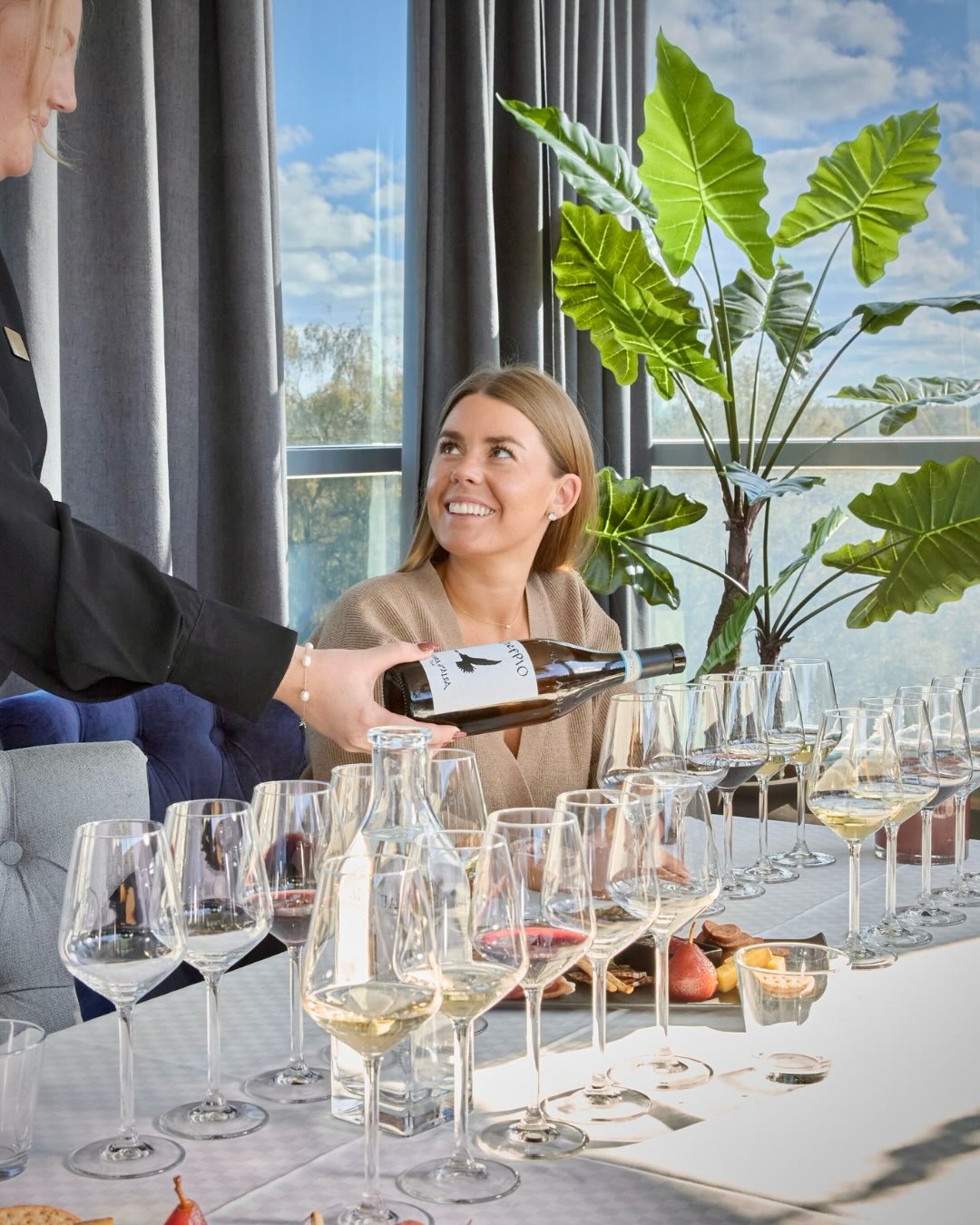 Vinprovning och sparris 🌱
Följ med på en smakfull kväll där vårens kanske mest uppskattade primör – sparrisen – får möta eleganta rieslingviner i noggrant utvalda kombinationer. Under provningen guidar vi dig genom olika viner som framhäver sparrisens karaktär, från friskt och krispigt till fylligt och aromatiskt.
Kvällen bjuder på en genomtänkt meny där sparrisen står i centrum. Swipea för att ta del av den! 👩🏼🍳
Datum: 15 maj kl. 18.00
Pris: 595 kr per person
Begränsat antal platser, se till att säkra din!
info.konst@julahotell.se
0511-310 000
Varmt välkommen!
