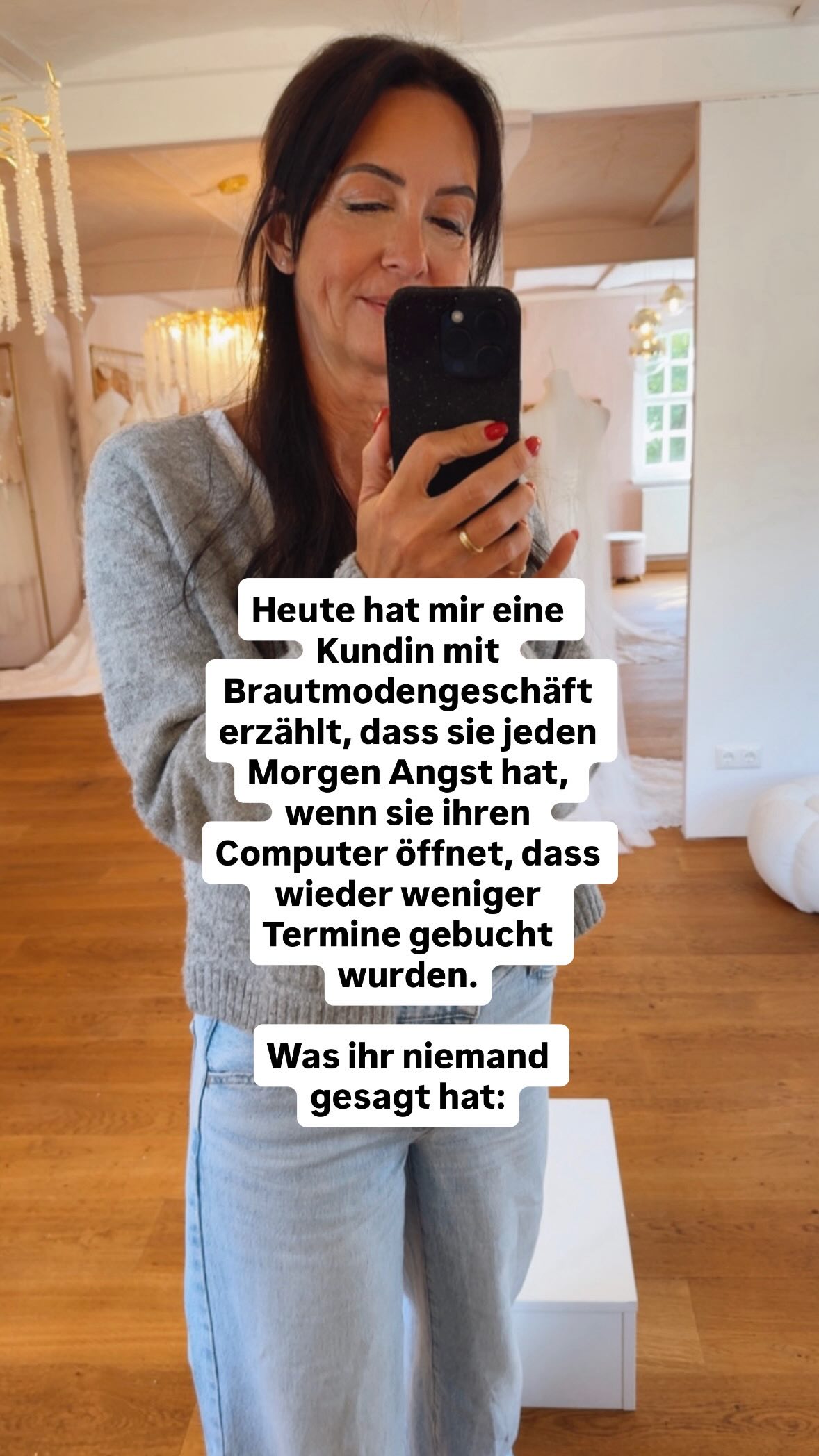 Viele Unternehmerinnen mit Store hoffen gerade,
dass alles bald wieder normal wird.
🙏Dass die Kunden wieder so kaufen wie früher.
🙏Dass die Wirtschaft sich wieder beruhigt.
🙏Dass man einfach nur durchhalten muss.
Und genau deshalb warten viele.
Beobachten andere.
Und haben trotzdem jeden Morgen die gleiche Angst,
den Computer zu öffnen oder die Ladentür.
Was kaum jemand ausspricht:
Vielleicht ist das keine Phase mehr.
Sondern ein Wandel.💫
Und genau deshalb wird die Lösung auch nicht sein,
einfach nur noch mehr Werbung zu machen
oder weiterzumachen wie bisher.
Sondern zu verstehen,
warum manche Stores,
Boutiquen und Brautmodengeschäfte trotz Krise wachsen —
und andere plötzlich nicht mehr funktionieren.✨
Die erfolgreichsten Unternehmen der nächsten Jahre
werden nicht einfach die lautesten sein.
Sondern die,
die verstehen,
was Kunden heute wirklich suchen.🤍
————————————————————
Ulrike Dubiel, the Luxury Business Coach✨
Inhaberin: BE You
Expertise:
20 Jahre Unternehmerin
15 Jahre Steuerkanzlei
8 Jahre Fashion Store
6 Jahre Bridal store & couture
Erfolge:
✨Winner Wedding Award
✨Berlin Fashion Week
✨VOGUE
✨TV
#beyou #businesscoachfürfrauen #erfolgreicheunternehmerin #luxury
Luxury Business Coach für Frauen
Store Coaching
Business Coaching
Erfolgscoach
Unternehmerinnen
BRIDAL• BEAUTY• INTERIEUR • FASHION