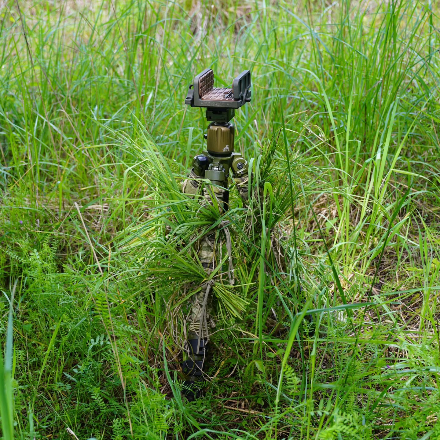 StalkLand Legacy Recce Tripod Cover.....a Ghillie for your Tripod๐ค๐ป
* The Legacy Recce Tripod Cover enables natural foliage to be attached, enabling superior camouflage to match the surrounding environment.
* Para-cord Grid-lattice + integrated Vegetation-Tie-Cords w/ Cord Locks enable fast, easy and full vegetative coverage of the tripod legs and attached items are securely held in place.
* Restricts/dampens noise during impact and scraping
* 57/43 NyCo Extreme IHWCU textile produced by Brookwood Rolled Goods exclusively for Sniper Dynamics.
@brookwoodcompanies @mmitextiles @tacticalconcealment @hogsaddle_official