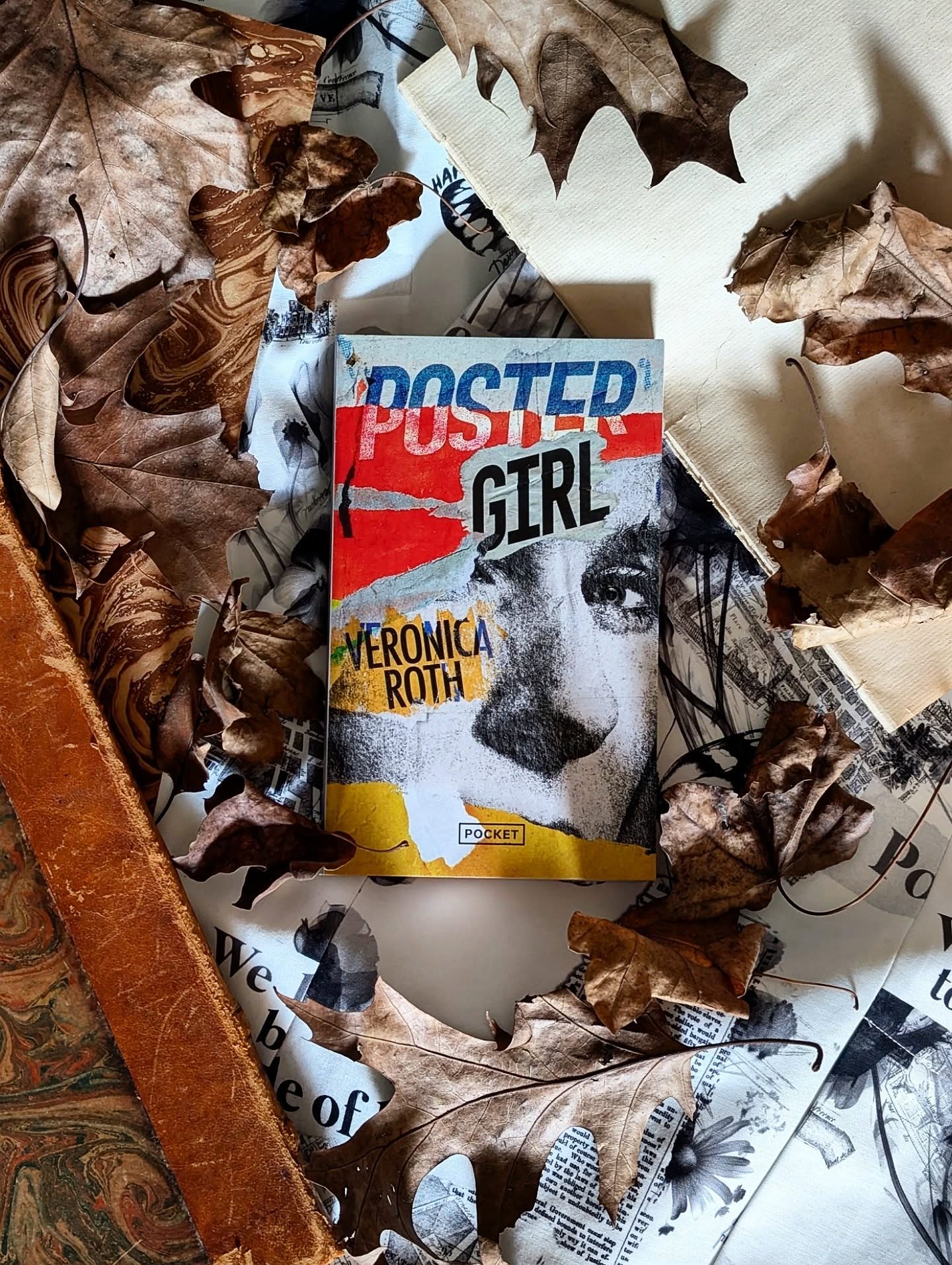 ✨ Poster Girl - Veronica Roth ✨
Et si le régime totalitaire avait déjà été renversé… mais que ses cicatrices, elles, étaient toujours bien présentes ?
C’est tout le concept de Poster Girl. Le gouvernement est tombé, un nouveau pouvoir s’est installé… et pourtant, le monde reste profondément abîmé.
On rencontre Sonya, fille de parents haut placés de la Délégation et visage de l'ancien monde. Dix ans après avoir vécu en accord avec ce régime, elle vit désormais enfermée dans une sorte de ville-prison réservée aux proches de l’ancien régime.
Et alors que la possibilité de sortir lui tombe dessus, Sonya va découvrir un monde qui a changé sans elle, tout en essayant de comprendre qui elle est réellement en dehors de la propagande et de l’image parfaite qu’on avait construite autour d’elle.
Ce que j’ai aimé dans ce roman, c’est surtout son côté très introspectif. Ne vous attendez pas à de l'action ou à des rebondissements. Ici, le vrai sujet, c’est le conditionnement.
C'est assez cru et l'ambiance du roman est assez froide. Même si ça fonctionne très bien avec le propos, certains pourraient être déçus de ce côté car il y a un environnement volontairement anxiogène.
Les personnages secondaires que Sonya rencontre vont apporter beaucoup au roman et j'ai trouvé que c'était un très bon point.
Malgré ça, la romance n'a pas trouvé d'écho à mes yeux, je pense qu'on aurait pu s'en passer.
Le fond est bien évidemment irréprochable, les messages sont forts et j'adore ce genre de lecture "coup de poing".
En bref, je dirais que c'est une dystopie psychologique qui parle surtout de manipulation, de mémoire et de reconstruction après un régime totalitaire. Ça plaira certainement à ceux qui aiment comprendre comment on peut être endoctriné.
C'est à lire chez @pocketimaginaire !
#Bookstagram #PosterGirl #VeronicaRoth #Dystopie #review