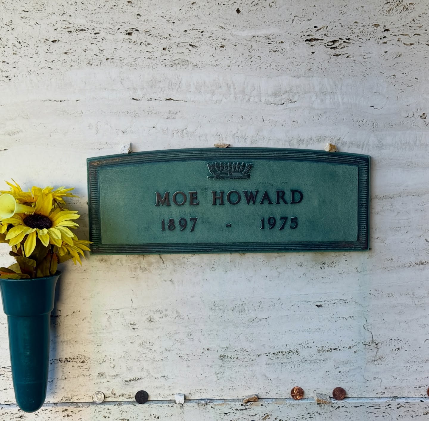 Remembering Moe Howard of The Three Stooges. He rests at Hillside in Culver City.
.
#grave #crypt #famousgraves #ThreeStooges #hollywoodgraveyard