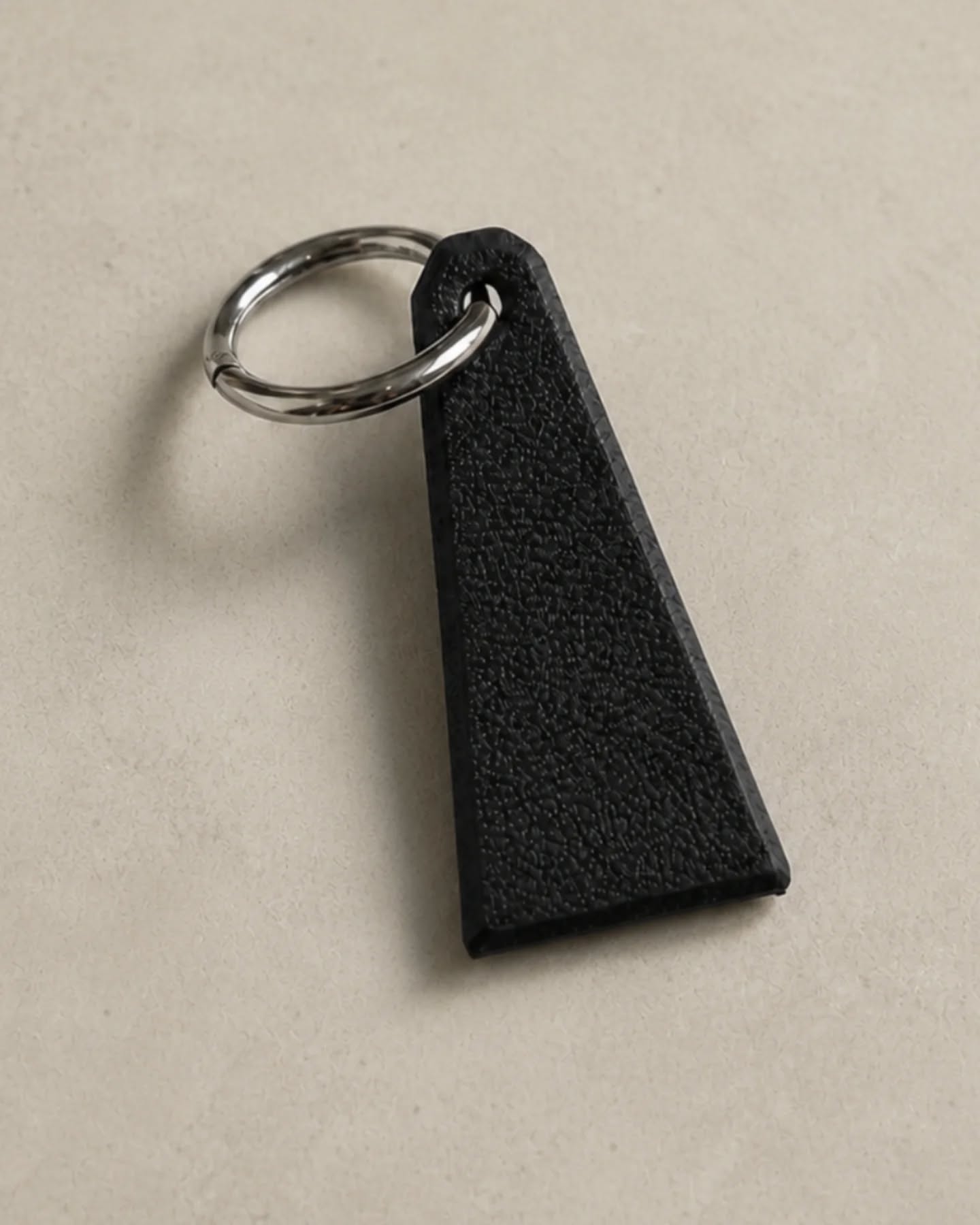 Minimalist black leather earring 🖤
www.ichor-creation.com
#ICHOR #Earring #Leather #Black