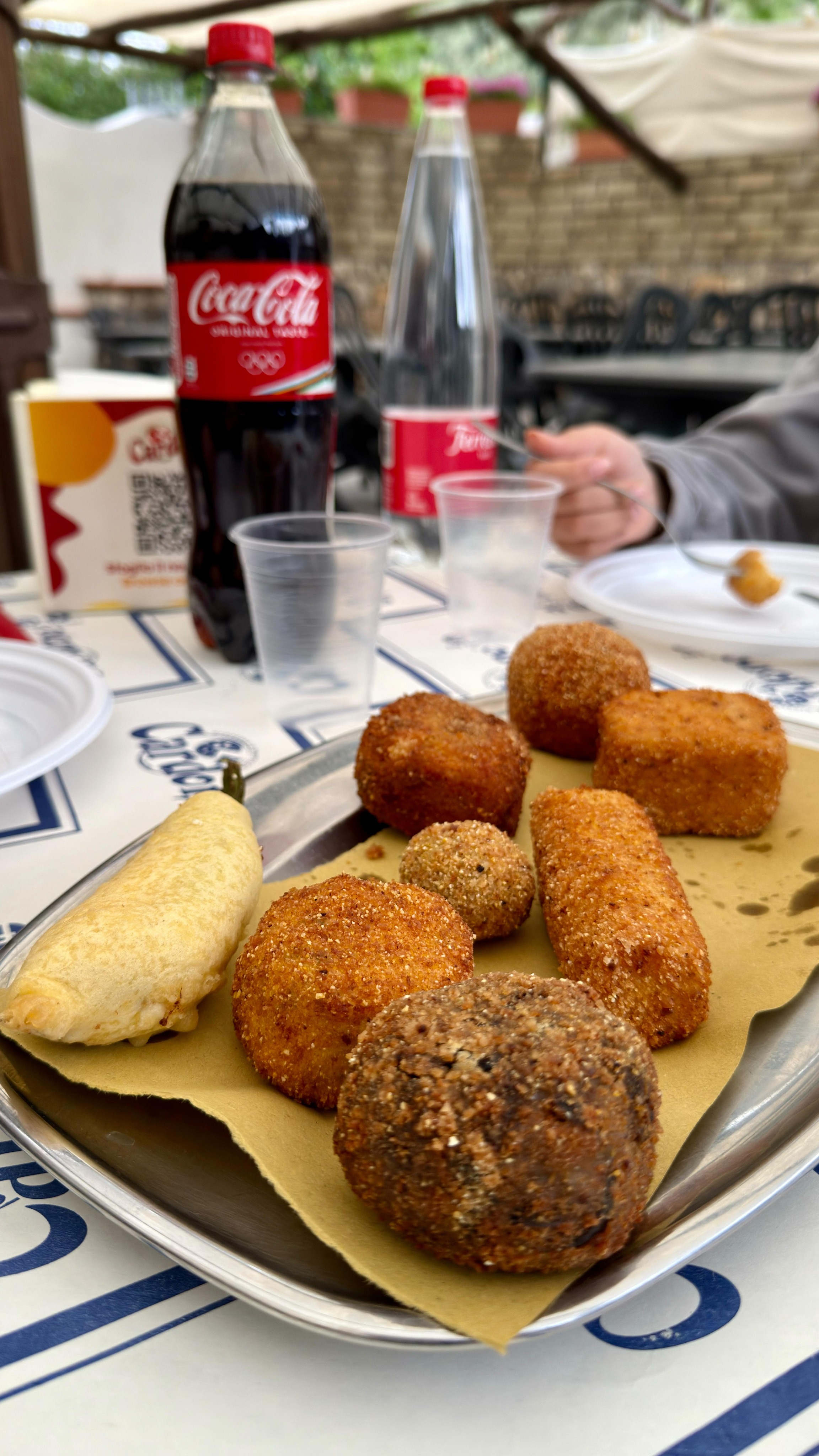 🌿😄 Non abbiamo fatto in tempo a preparare tutti i tavoli… che i primi clienti erano già seduti! 🍕
Il nostro giardino si riempie così: di risate, semplicità e tanta voglia di mangiare bene 😍
E a quanto pare… qualcuno non vedeva proprio l’ora! 😋
📍 Ti aspettiamo da Pizzeria da Cardone, a Vico Equense
#Giardino #EstateInPizzeria #ClientiAffezionati #PizzeriaDaCardone #VicoEquense CastellammareDiStabia Sorrento FamilyTime