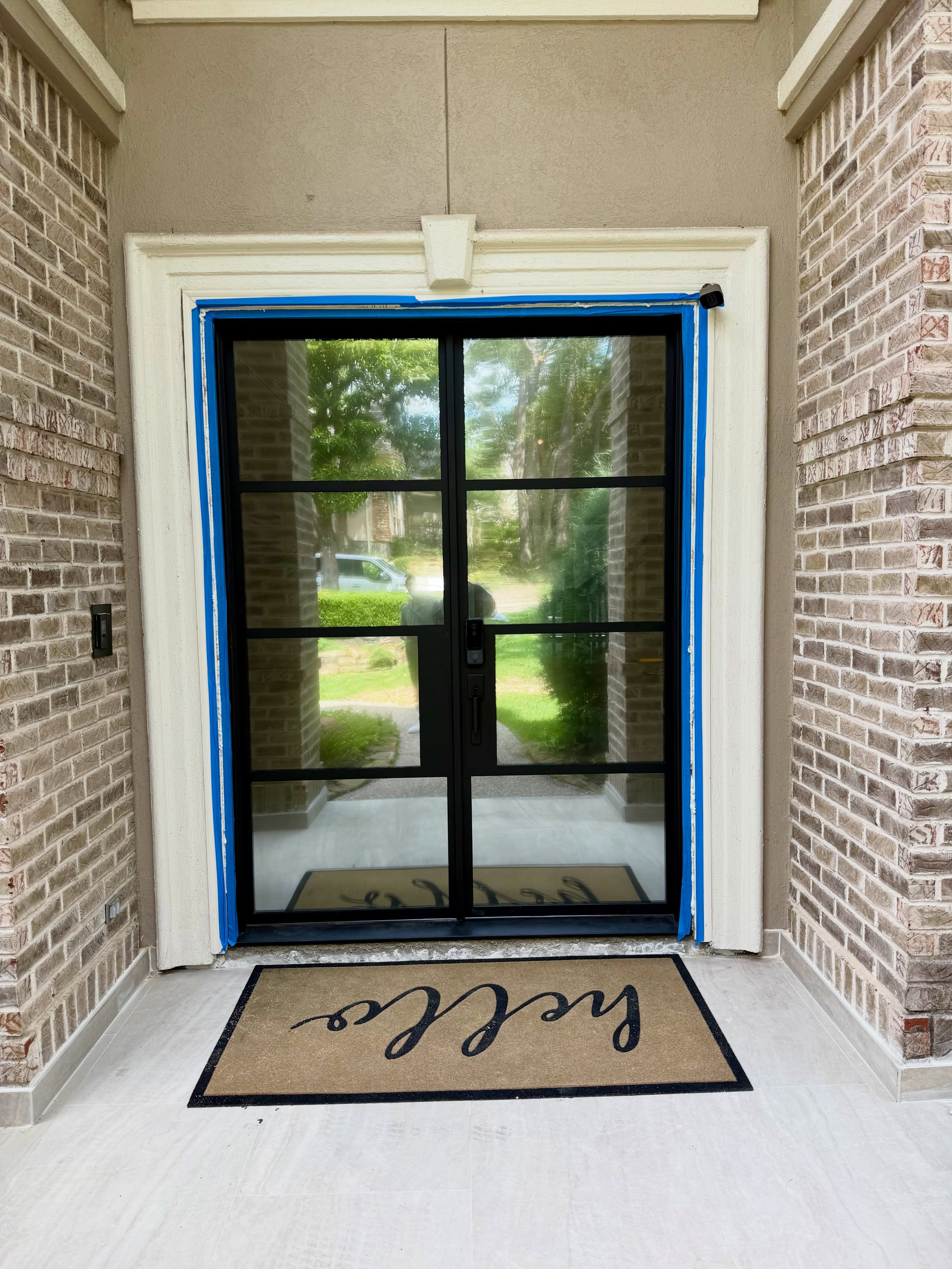 Mirror on the outside. Crystal clear from the inside.
Privacy without sacrificing natural light.
Your front door sets the tone for the entire home.
Make the first impression unforgettable.
📍 Installed by Your Door LLC
Premium door systems
Houston-based • Nationwide delivery & installation
#ModernEntryDoor #LuxuryHomeDesign #ModernHome #FrontDoorInspo #HoustonHomes