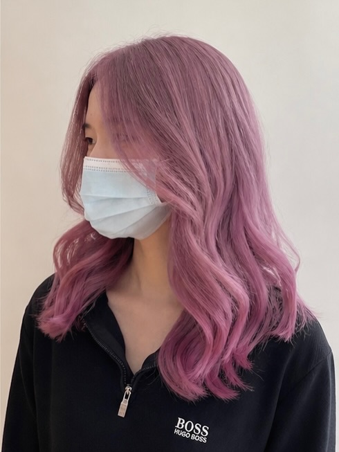 Soft dusty rose 🌸
Custom toned pink with a cool ash base for a more wearable, long-lasting look.
Soft waves to enhance dimension & movement.
DM to book / consultation 💬
#hair #haircolor #hairstylist #womencuts #etobicoke