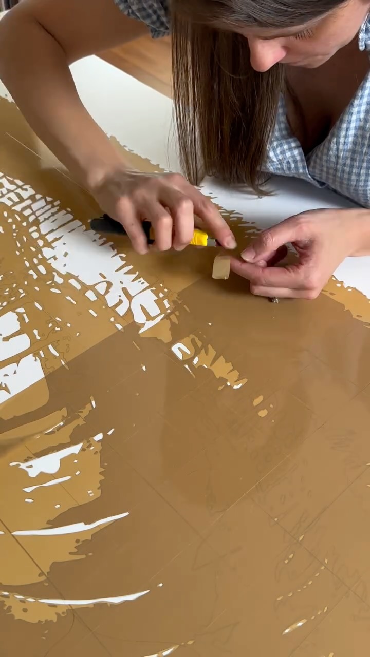 Deuxième couche, partie 2
À votre avis, à partir de quel moment peut-on dire qu’un tableau commence vraiment à “vivre” ?
Pour moi, c’est souvent ici.
Quand la deuxième couche vient casser la surface plate et donner de la profondeur.
.
Au début, ce ne sont que des lignes, des repères, une intention.
Puis la deuxième couche arrive… et tout devient plus dense, plus vivant, plus précis.
.
Chaque bande de scotch vient dialoguer avec la précédente.
Tout l’enjeu est là : construire sans détruire, ajouter sans perdre l’équilibre.
.
Et pourtant… on est encore loin du résultat définitif.
.
#artcontemporain #tapeart #art #collage #scotch